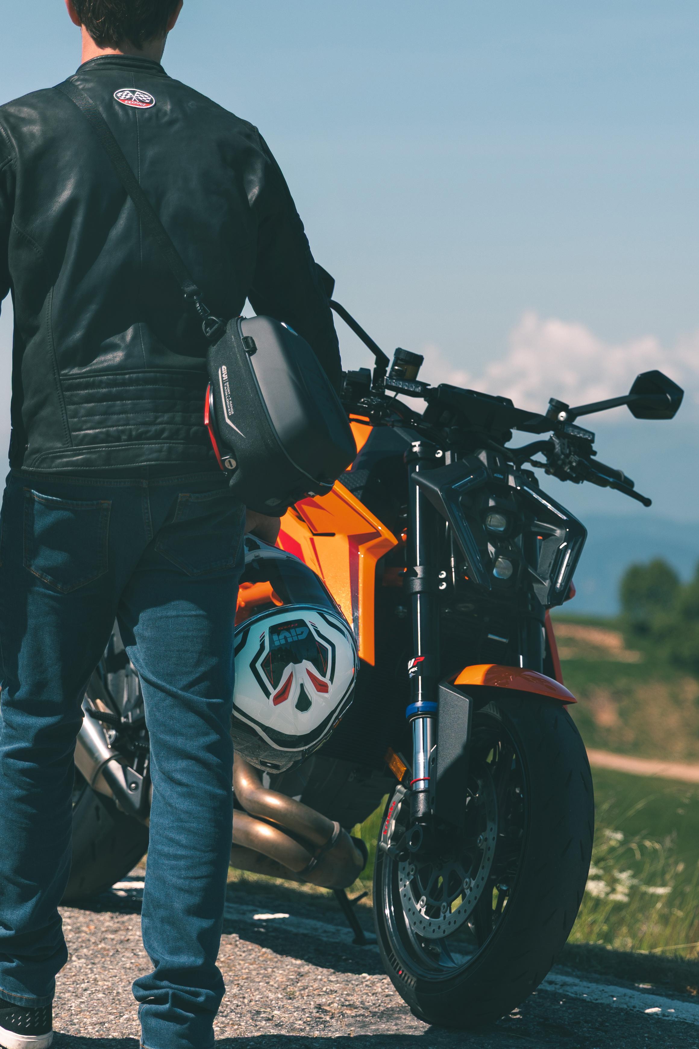 KTM 1390 SUPER DUKE R EVO (25) Sport Helmets 01 29 equipped with ST605+