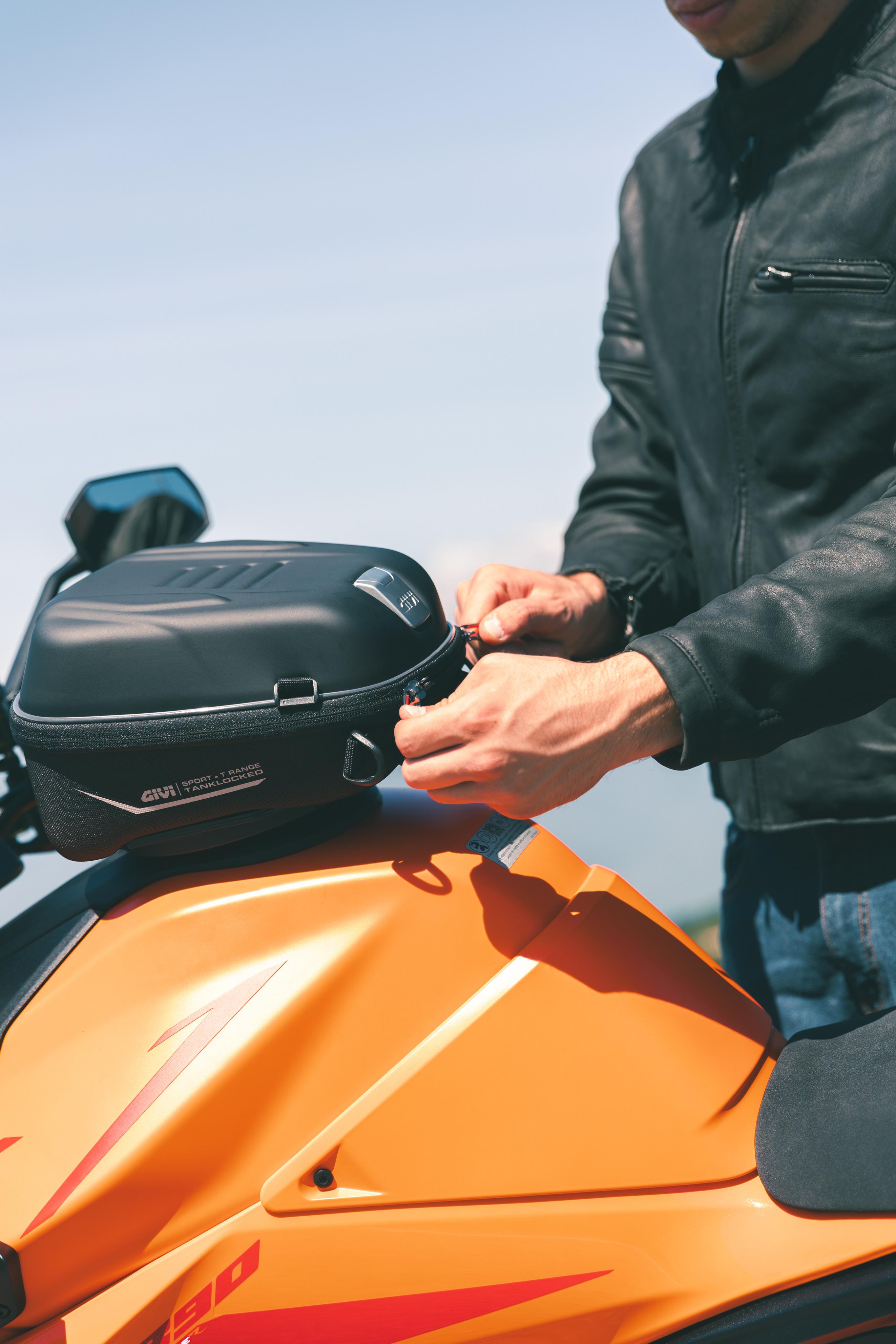 KTM 1390 SUPER DUKE R EVO (25) Sport Helmets 01 10 equipped with ST605+