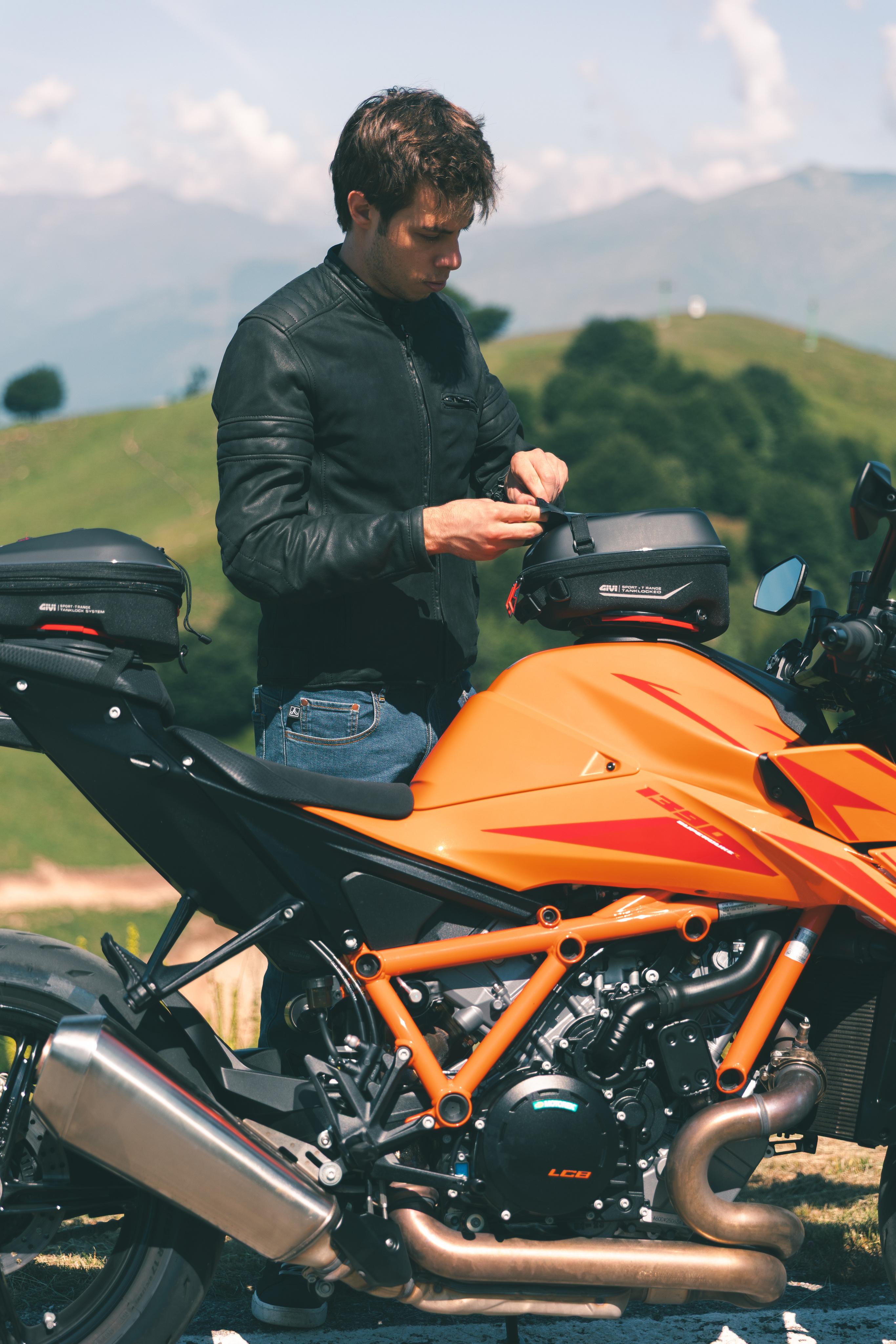 KTM 1390 SUPER DUKE R EVO (25) Sport Helmets 01 07 equipped with ST605+