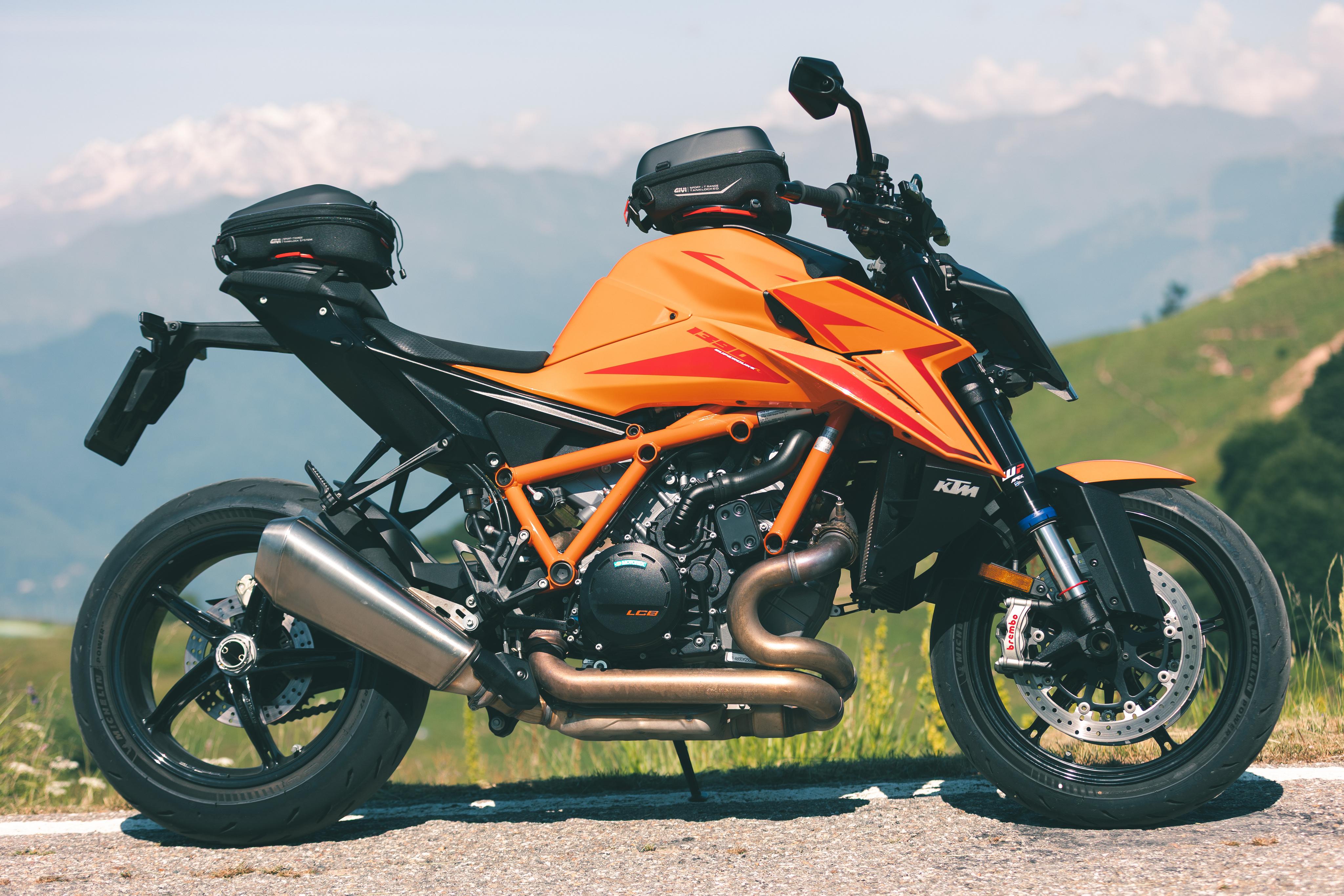 KTM 1390 SUPER DUKE R EVO (25) Sport Helmets 01 06 equipped with ST605+