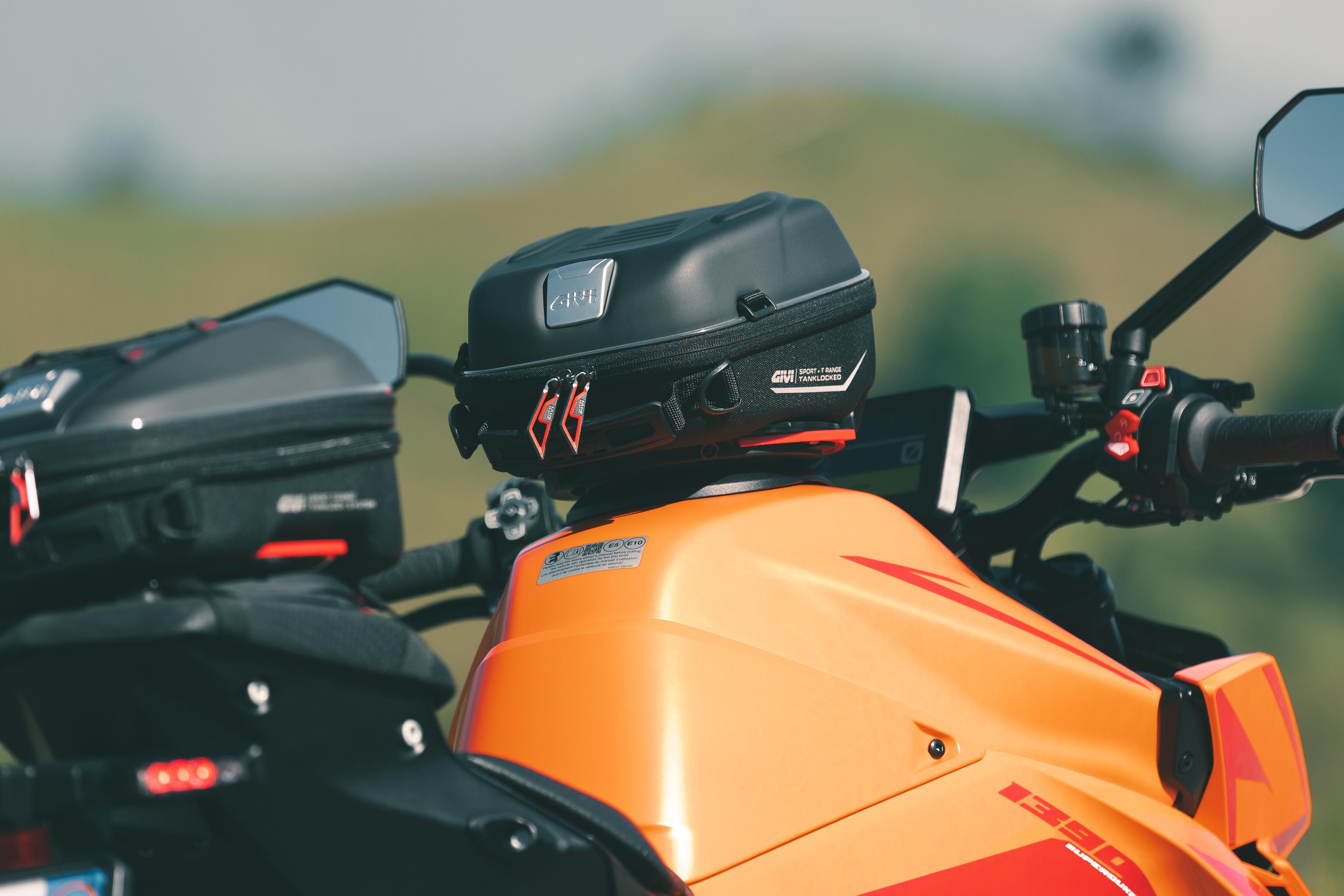 KTM 1390 SUPER DUKE R EVO (25) Sport Helmets 01 01 equipped with ST605+