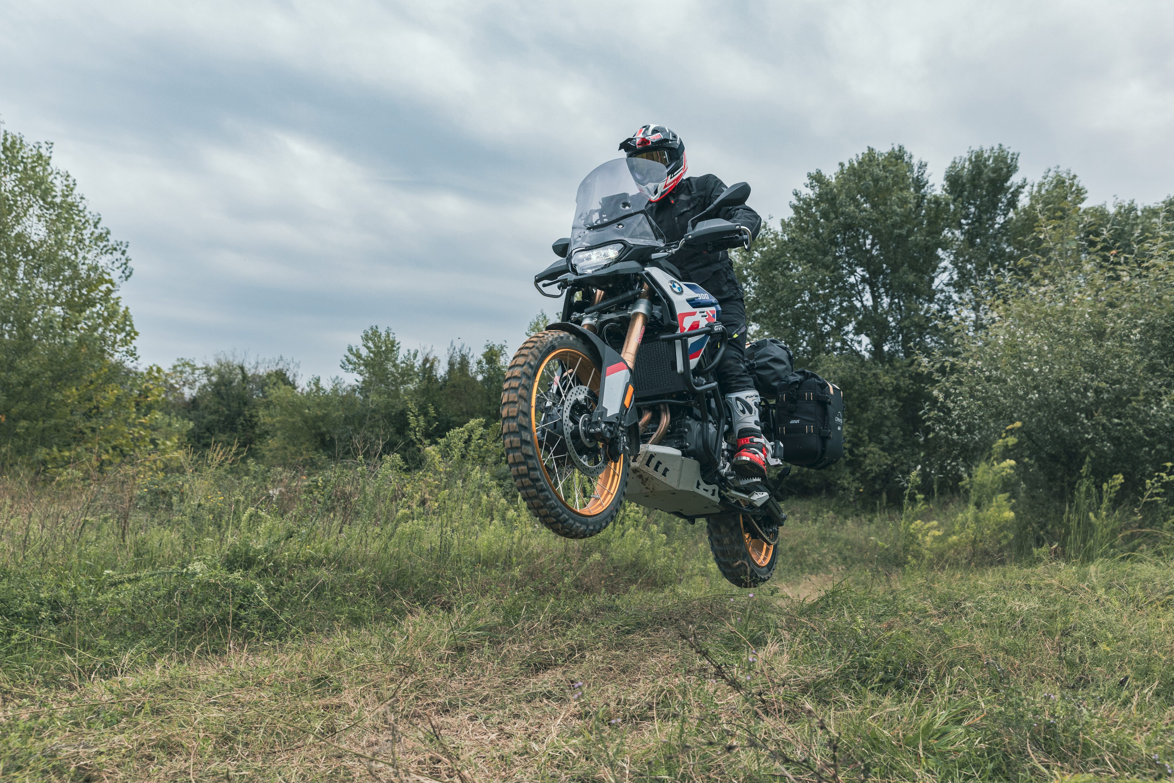 BMW F 900 GS (24) Canyon 013 allestita con GRT720B