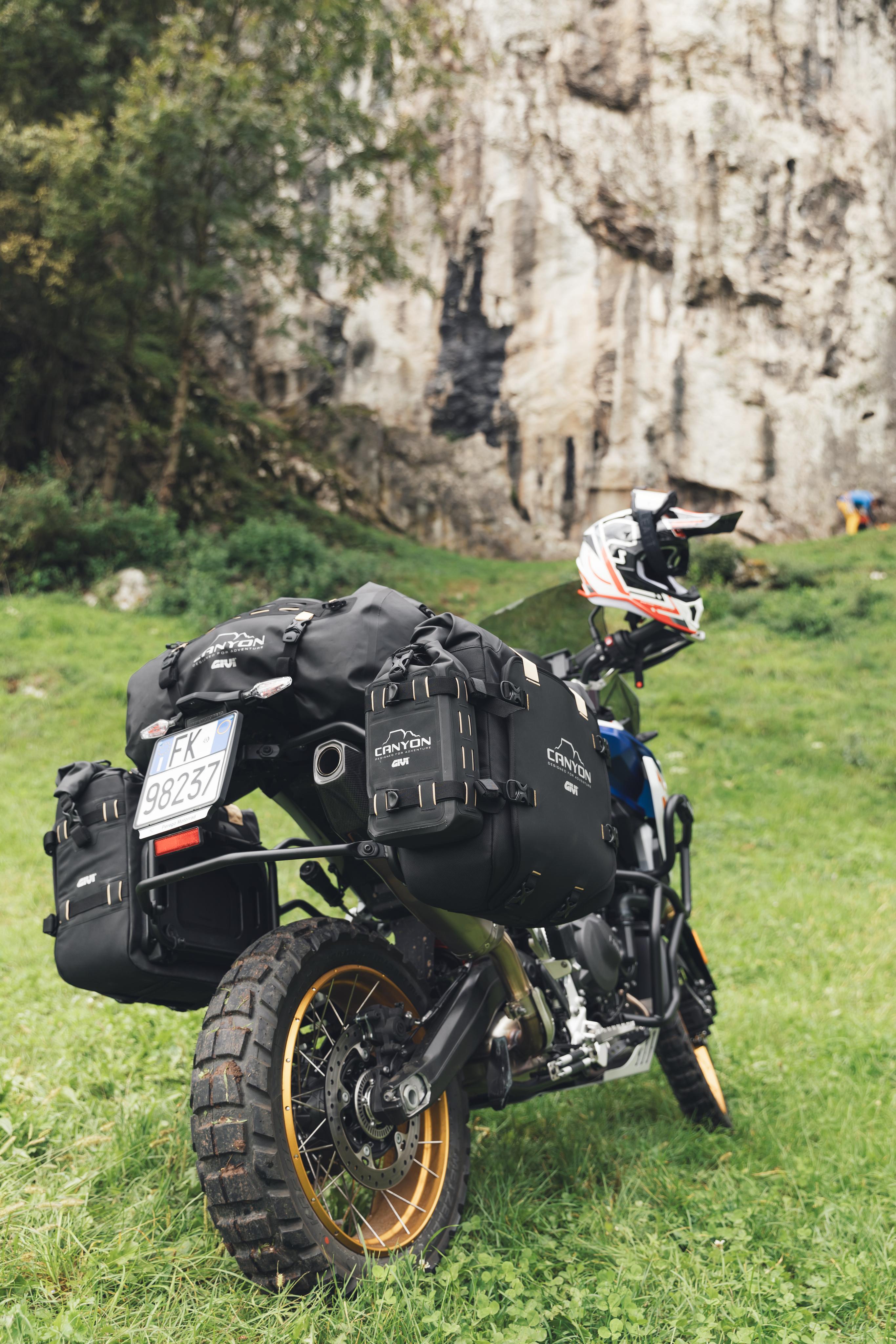BMW F 900 GS (24) Canyon 032 allestita con GRT712C