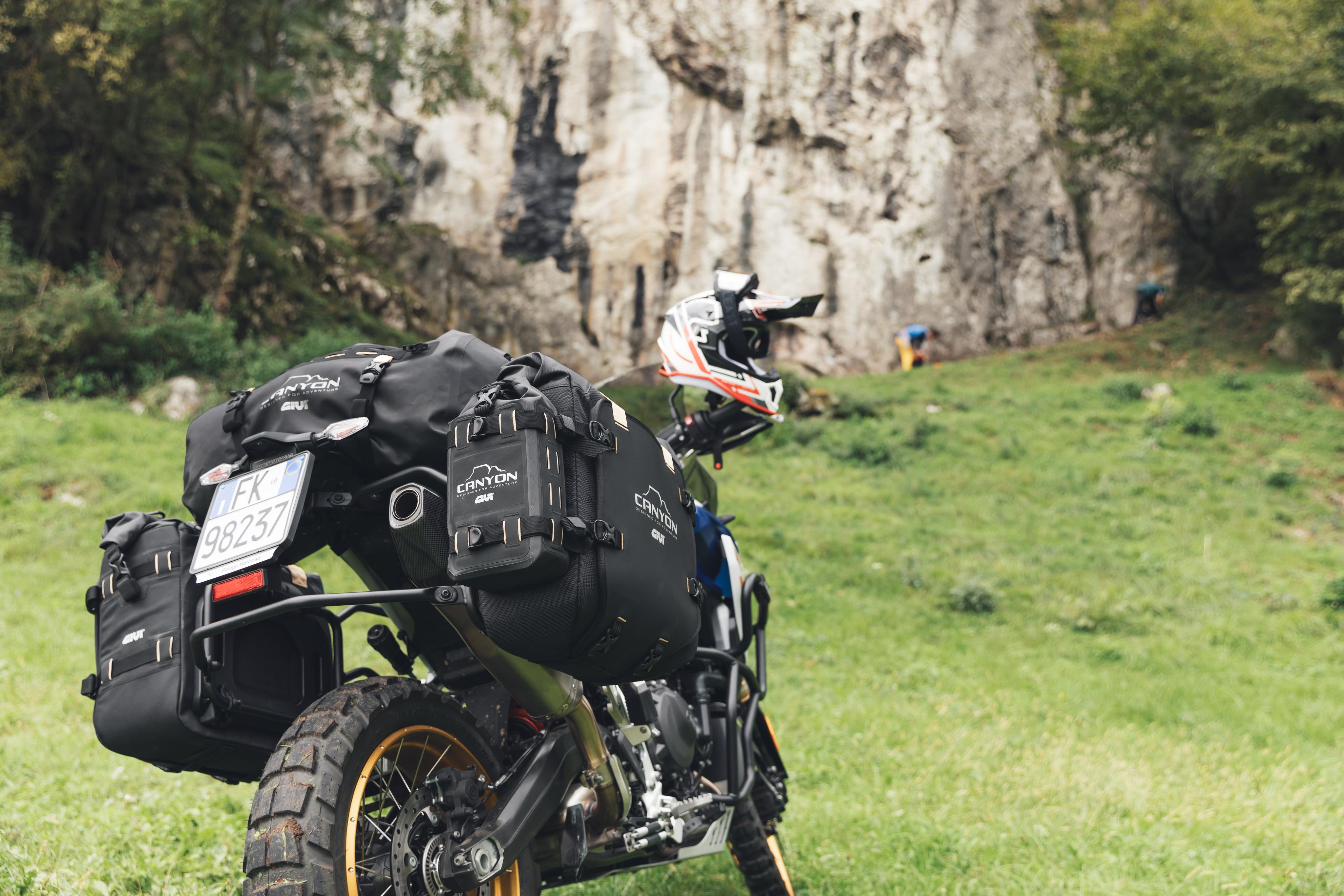BMW F 900 GS (24) Canyon 033 allestita con GRT720B