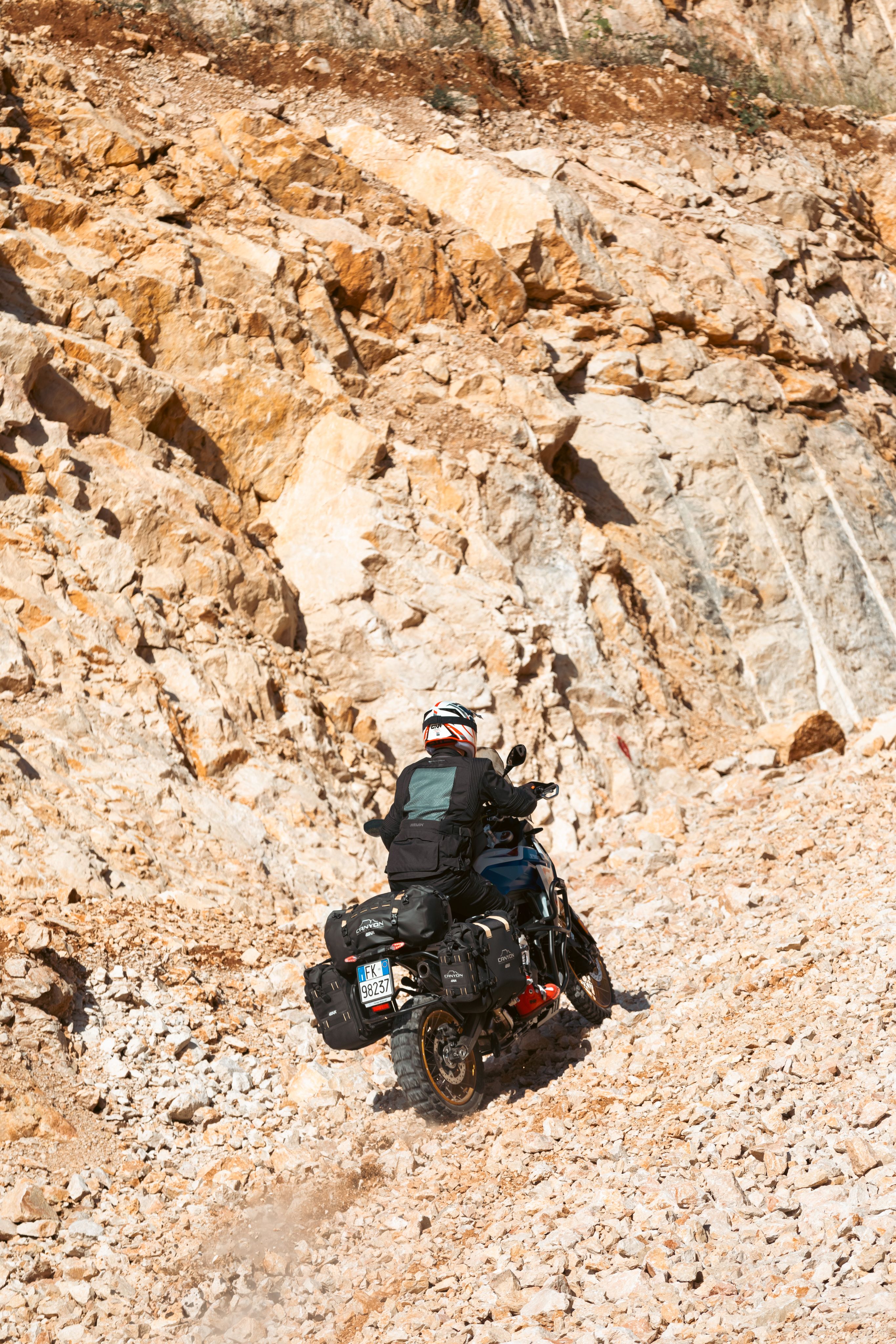BMW F 900 GS (24) Canyon 065 allestita con GRT712C