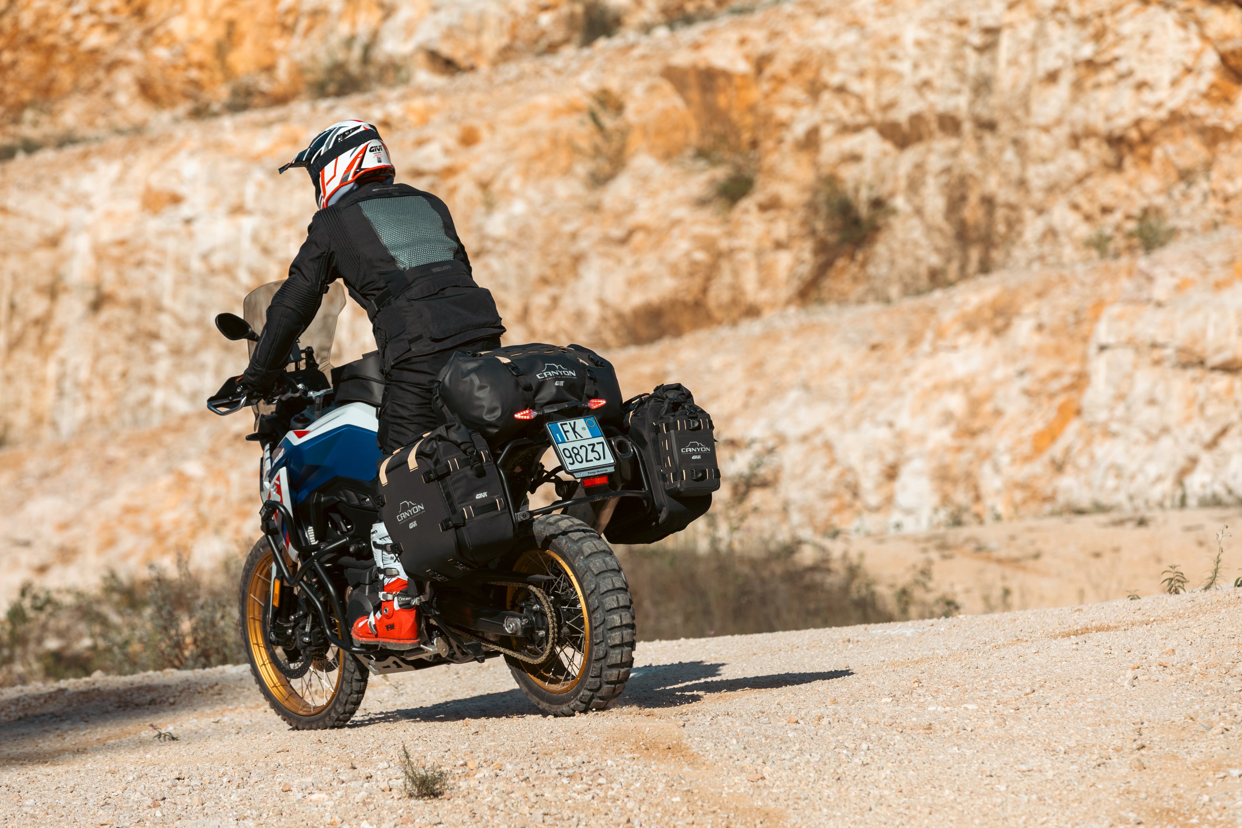 BMW F 900 GS (24) Canyon 070 allestita con GRT712C