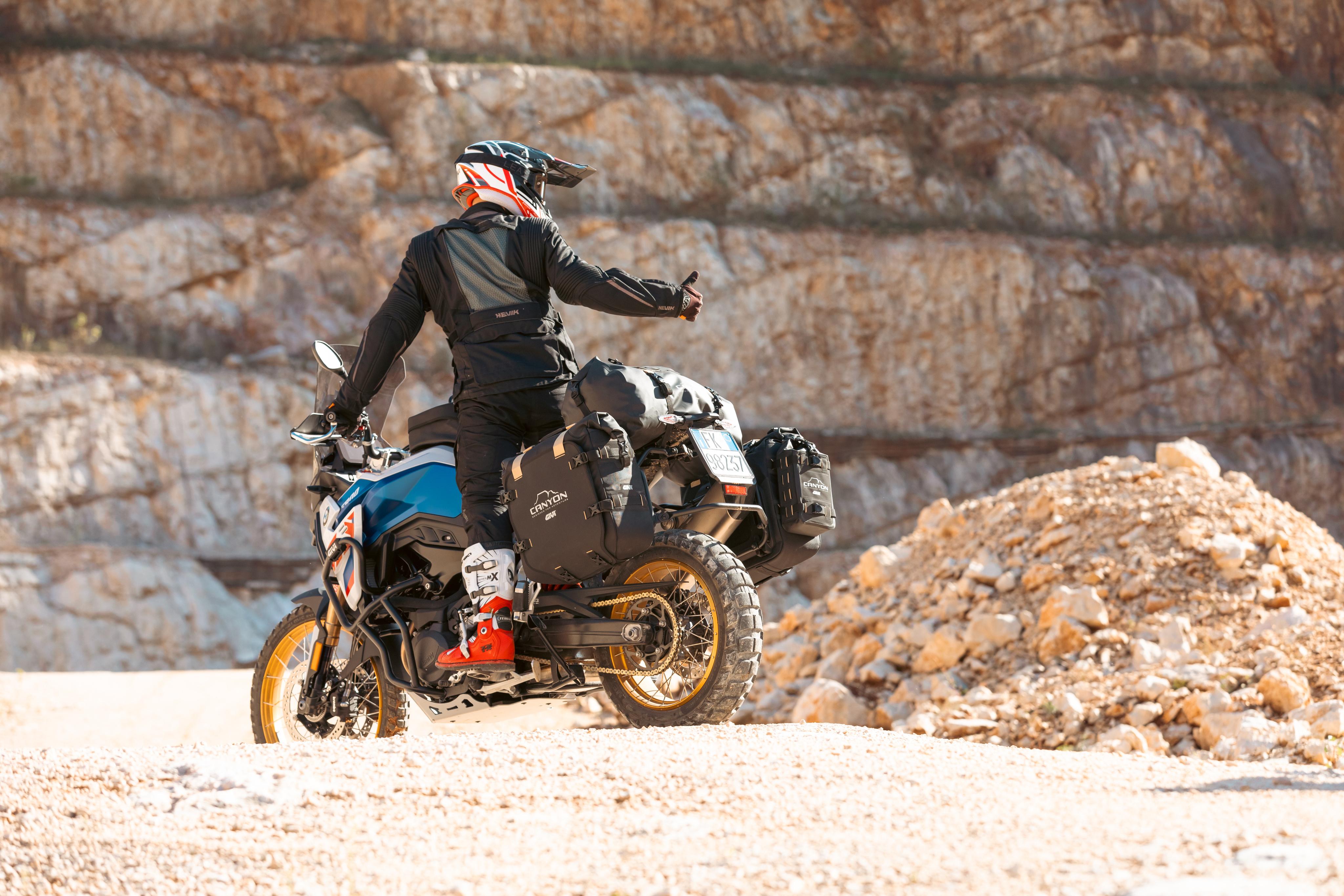 BMW F 900 GS (24) Canyon 072 allestita con GRT712C