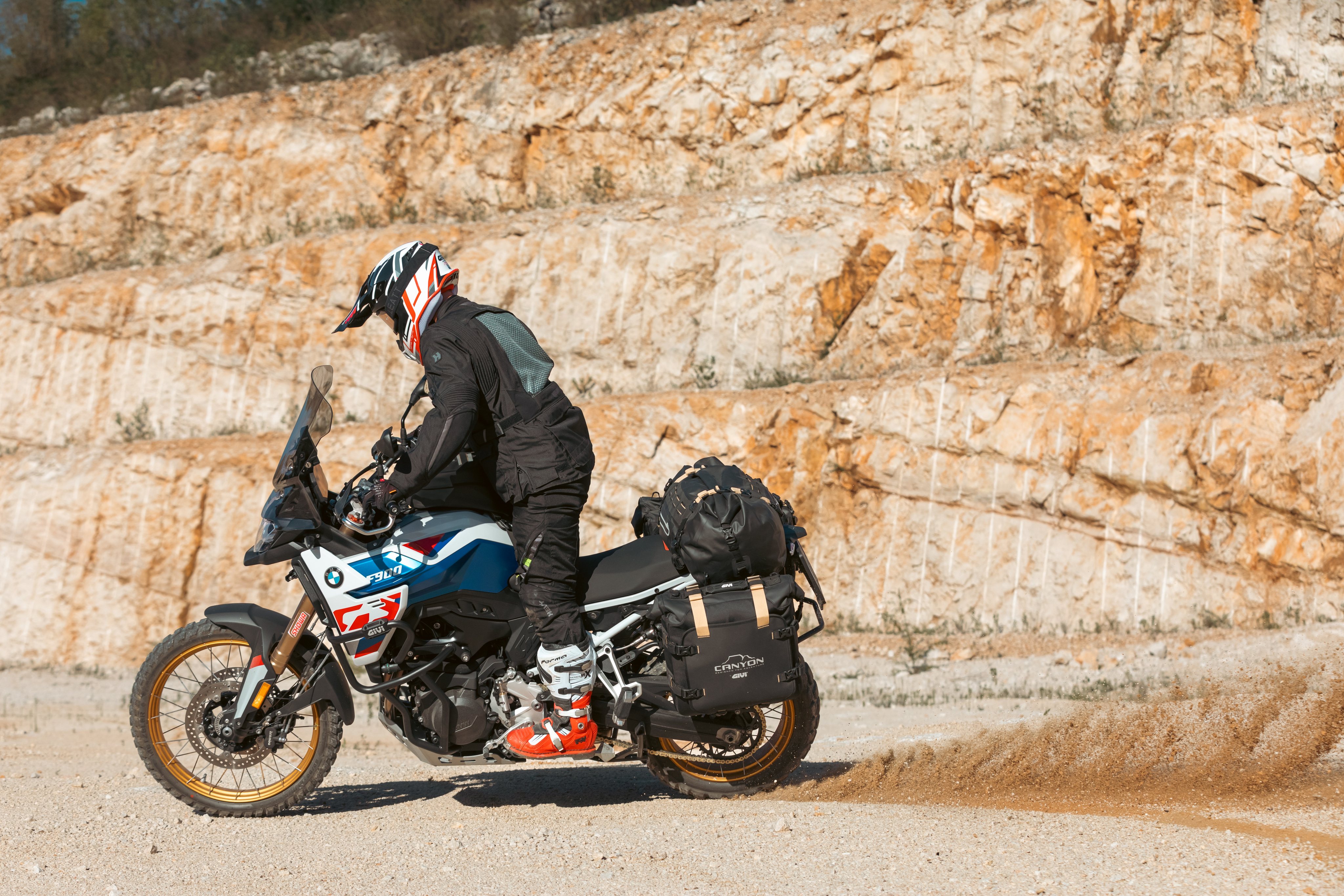 BMW F 900 GS (24) Canyon 101 allestita con GRT712C