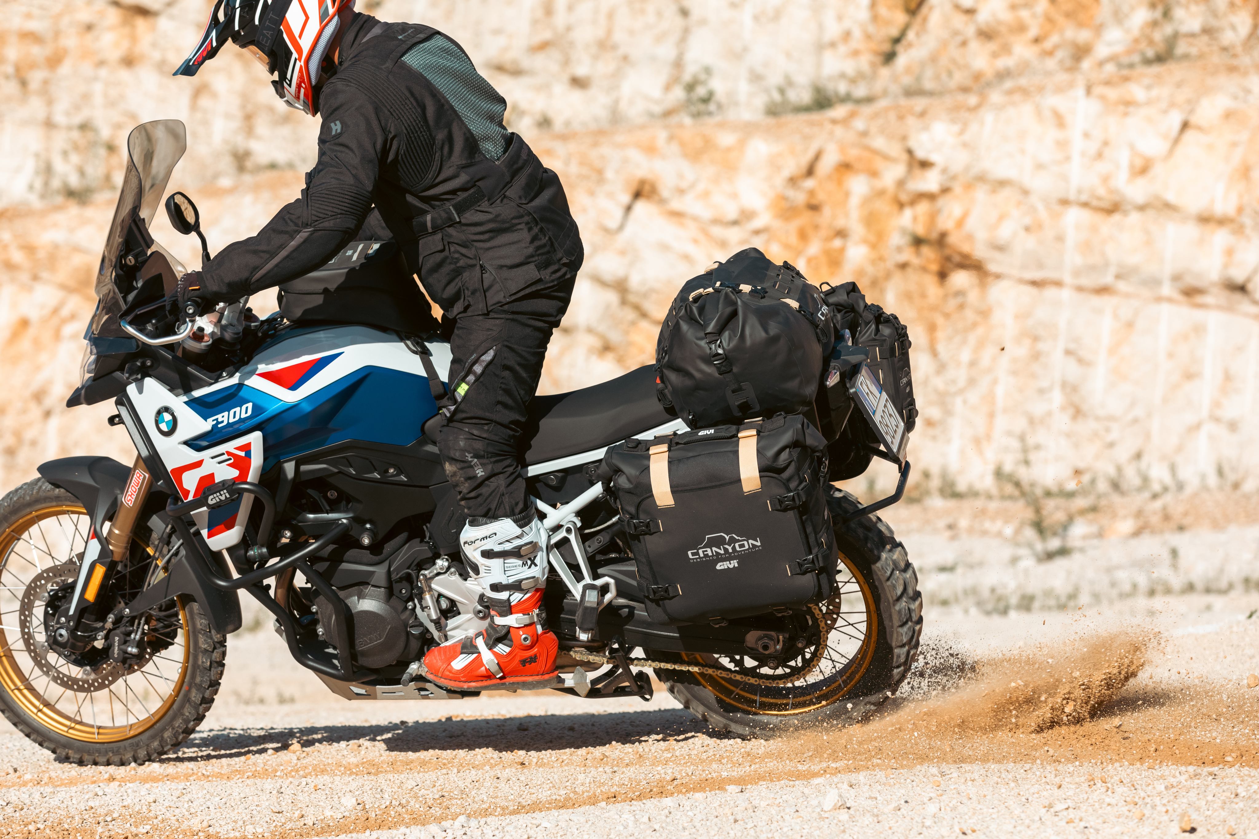BMW F 900 GS (24) Canyon 102 allestita con GRT720B