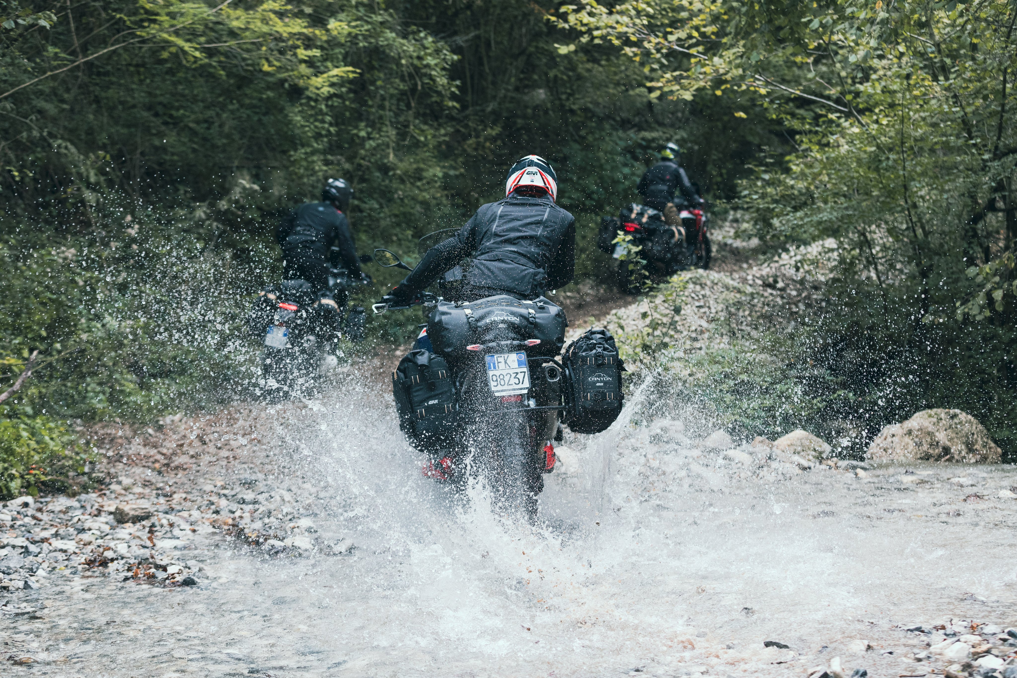 BMW F 900 GS (24) Canyon 121 allestita con GRT712C