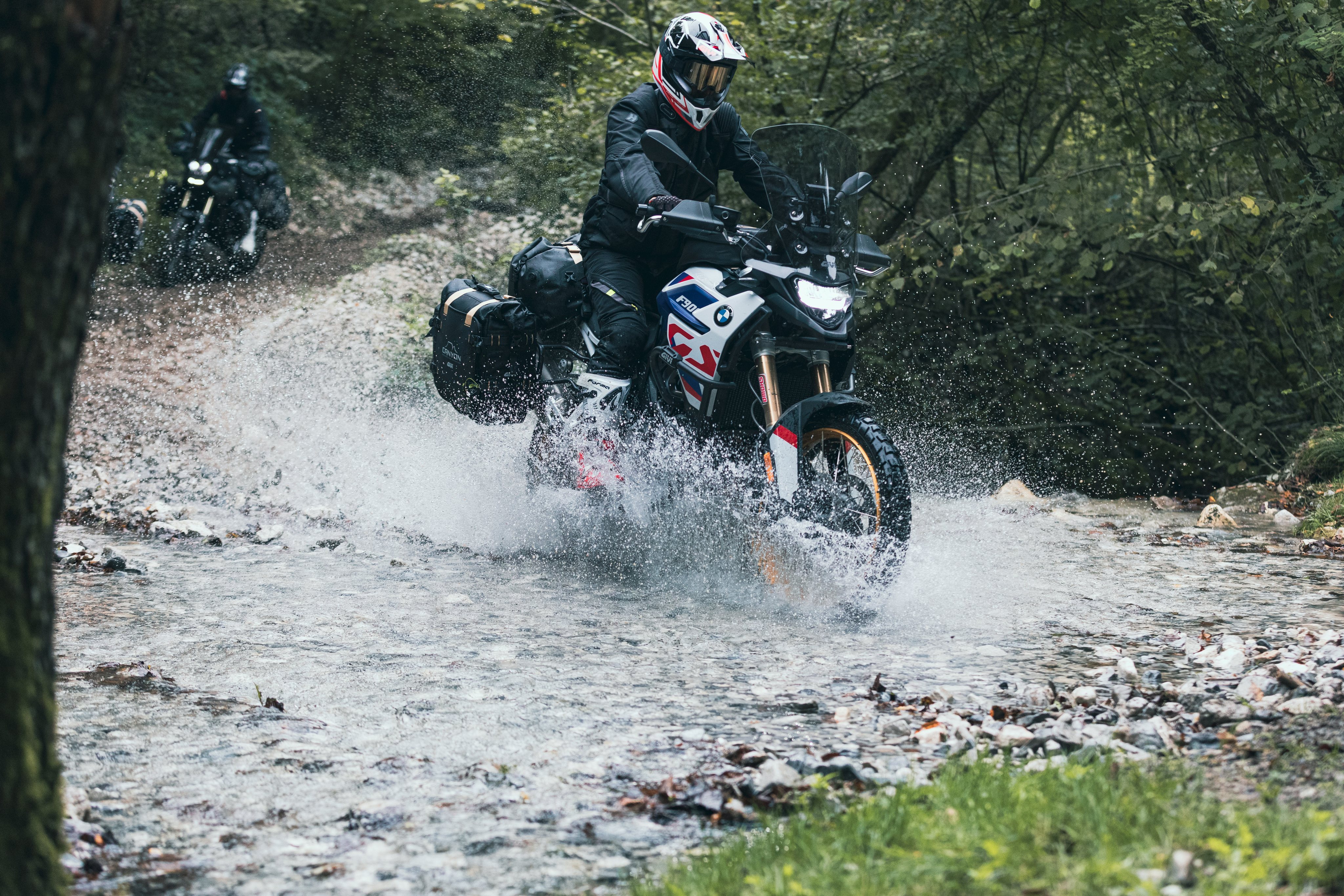 BMW F 900 GS (24) Canyon 122 allestita con GRT720B