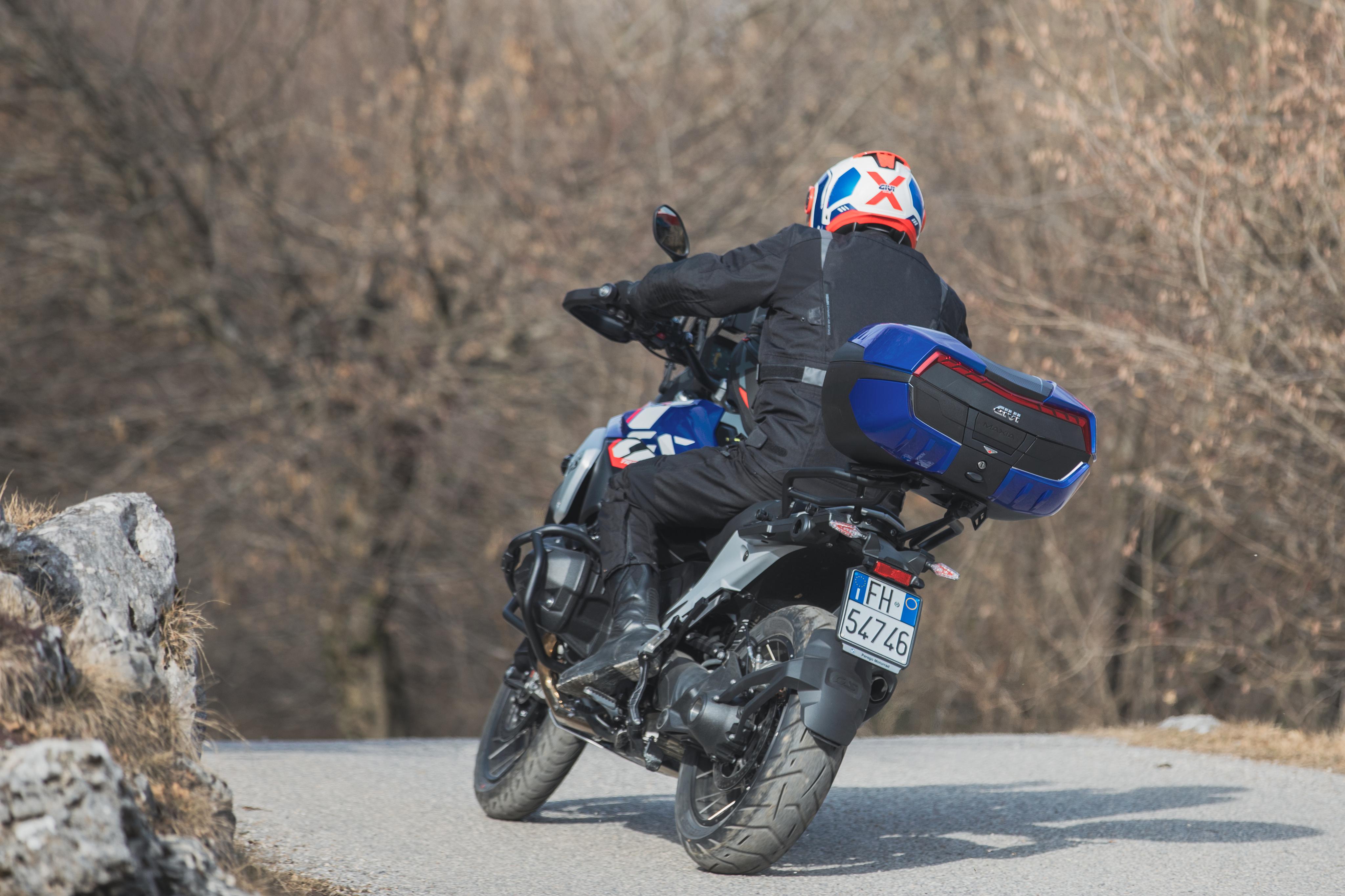 BMW R 1300 GS (24) allestita con Maxia 5 060 top-case V58NNB