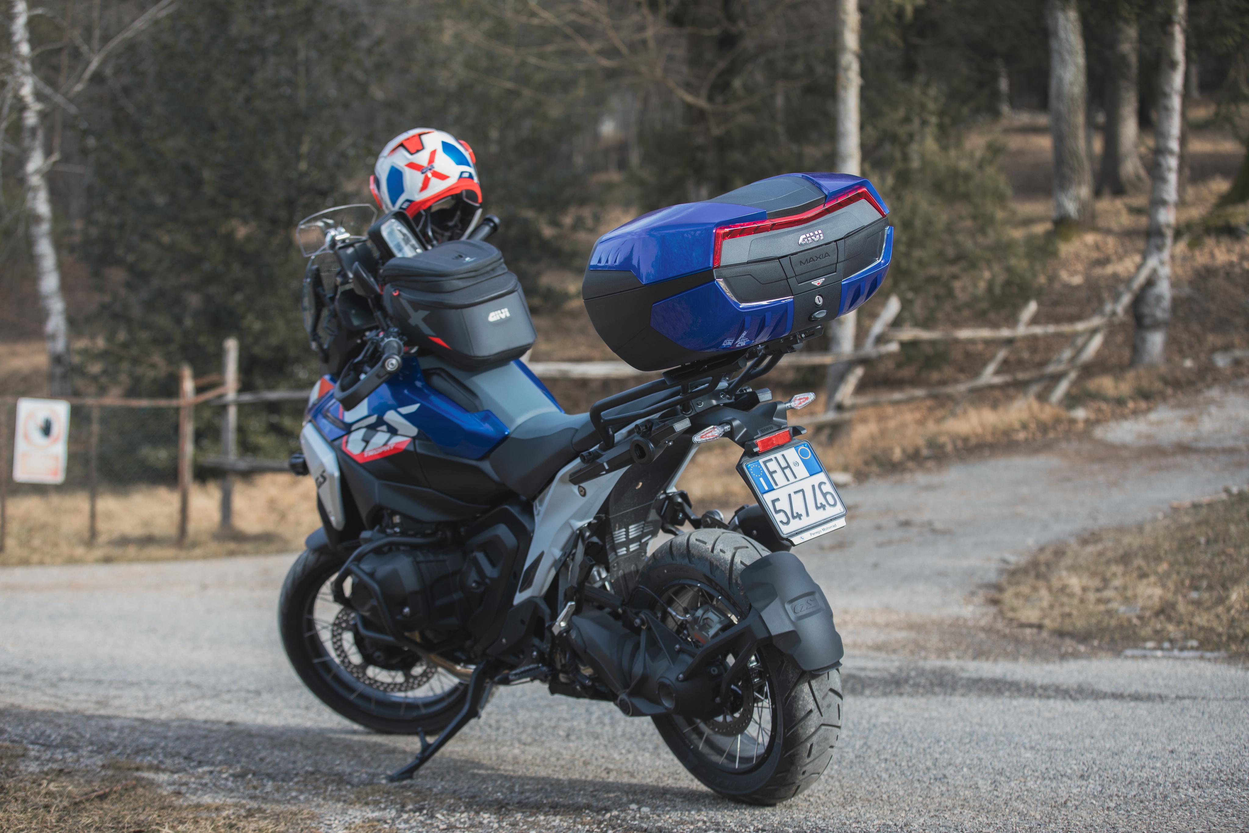 BMW R 1300 GS (24) equipped with Maxia 5 061 top-case V58NNB