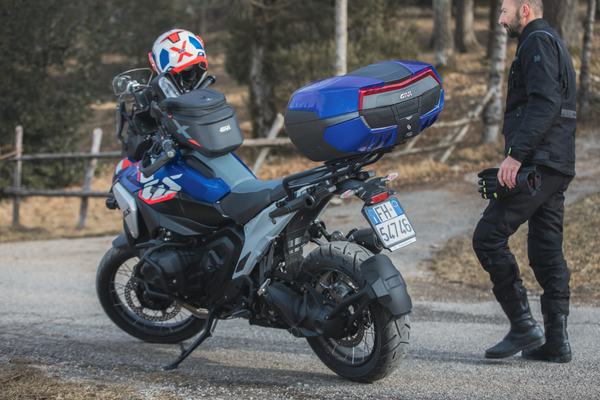 BMW R 1300 GS (24) equipped with Maxia 5 062 top-case V58NNB
