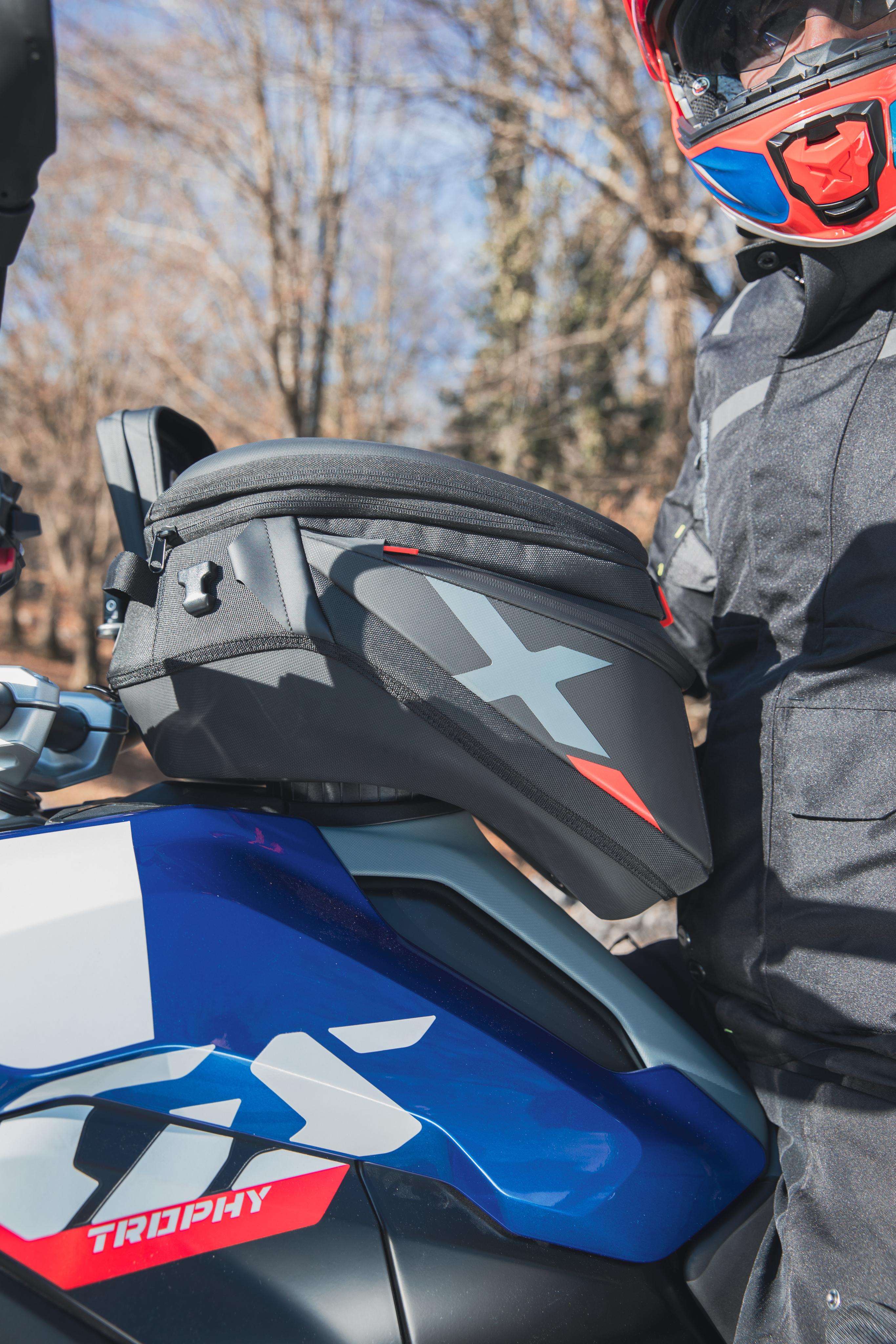 BMW R 1300 GS (24) equipped with Trekker Outback EVO 007 tanklock tank bag XL04B