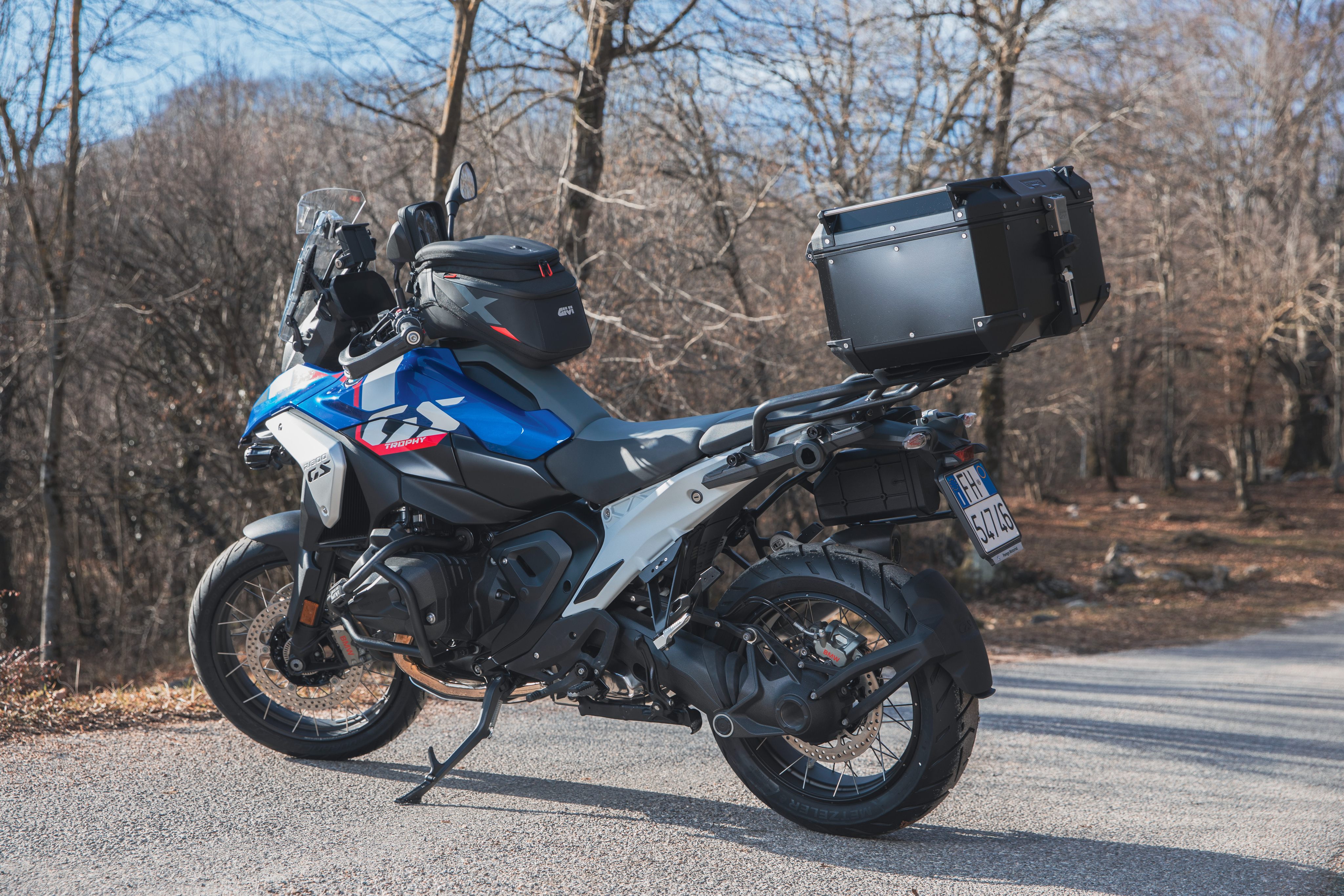 BMW R 1300 GS (24) equipped with Trekker Outback EVO 0020 top-case OBKEV58B