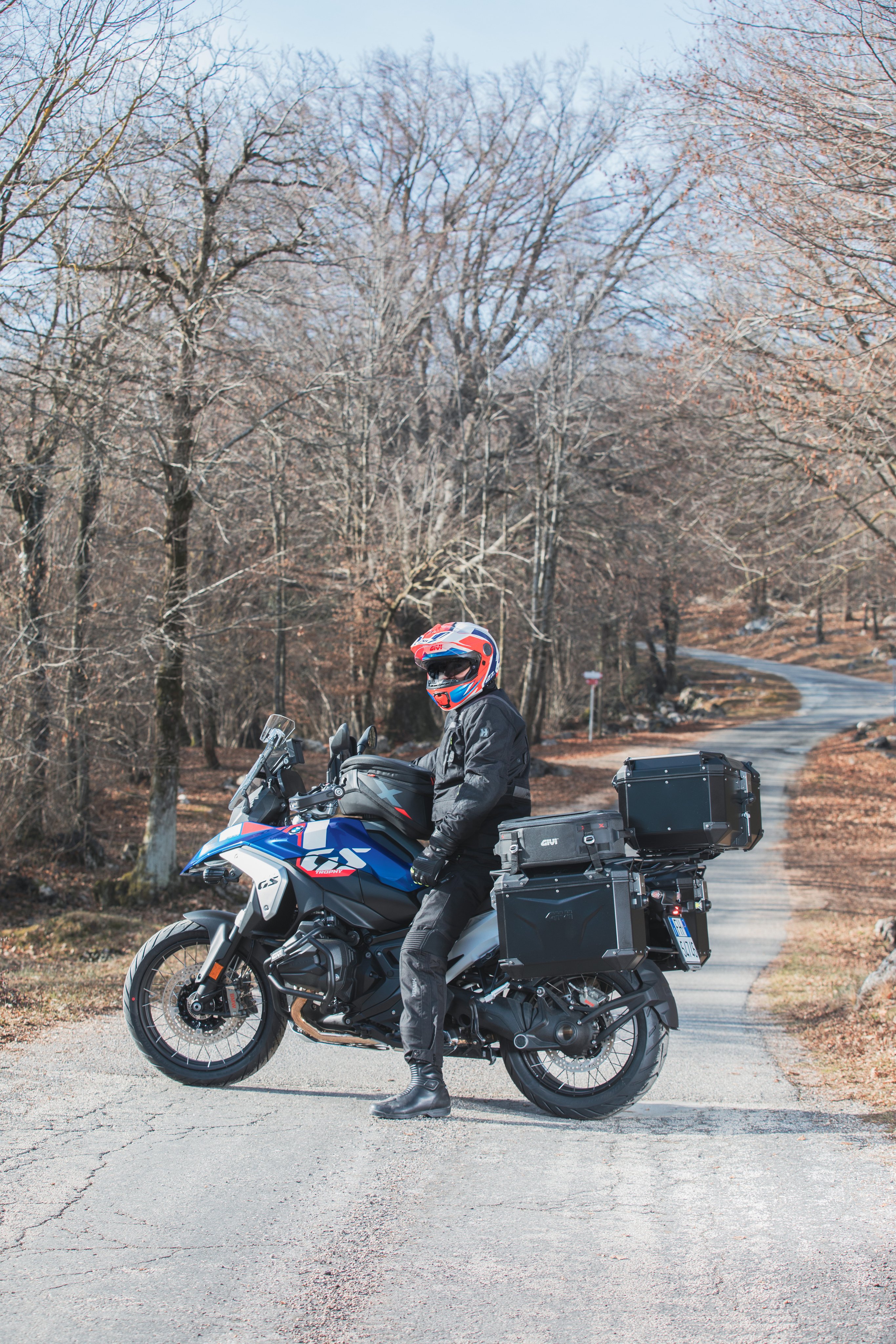 BMW R 1300 GS (24) equipped with Trekker Outback EVO 0022 side case OBKEV37B