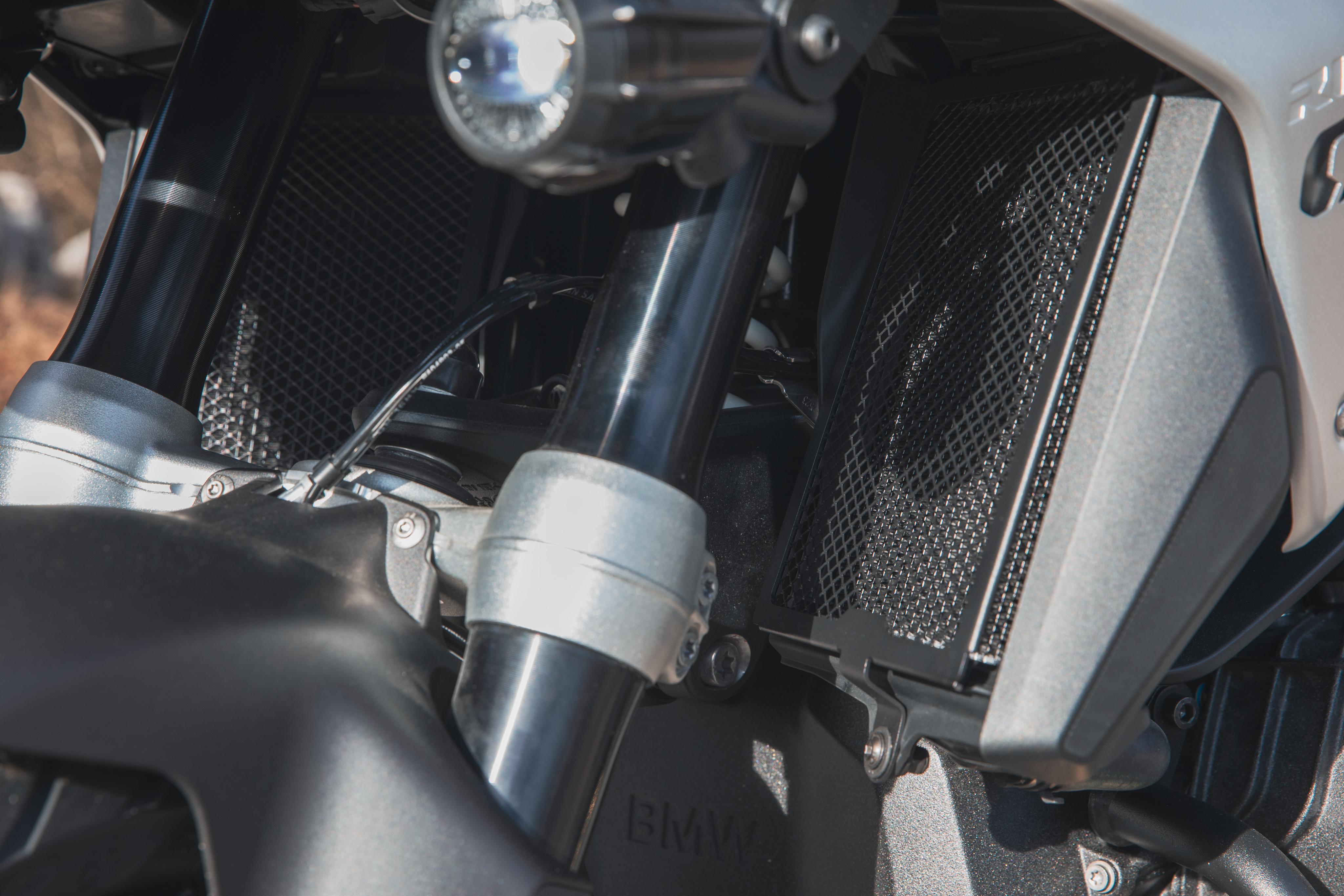 BMW R 1300 GS (24) allestita con Trekker Outback EVO 0026 protezione per radiatore PR5143
