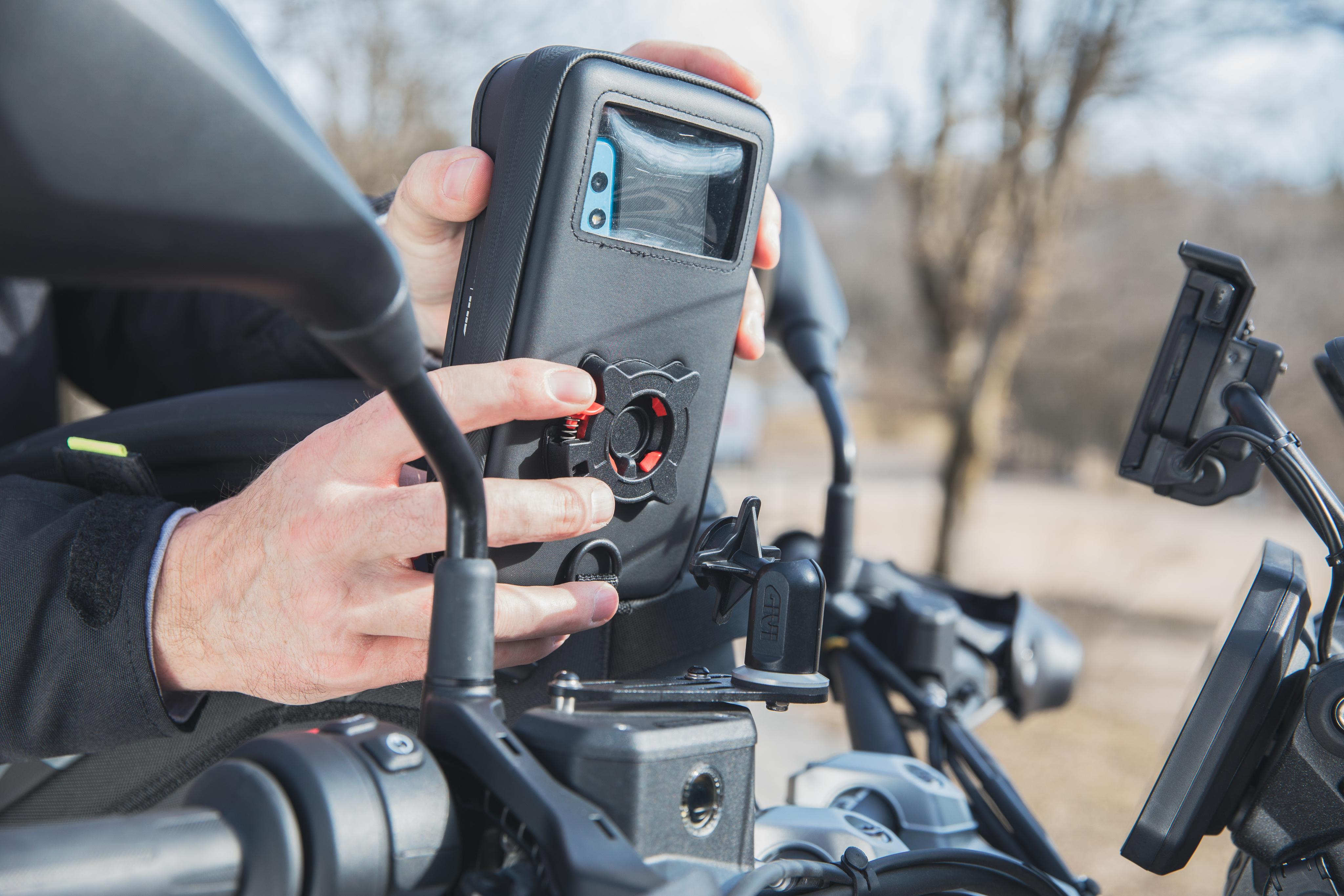 BMW R 1300 GS (24) allestita con Trekker Outback EVO 0031 portasmartphone S958B