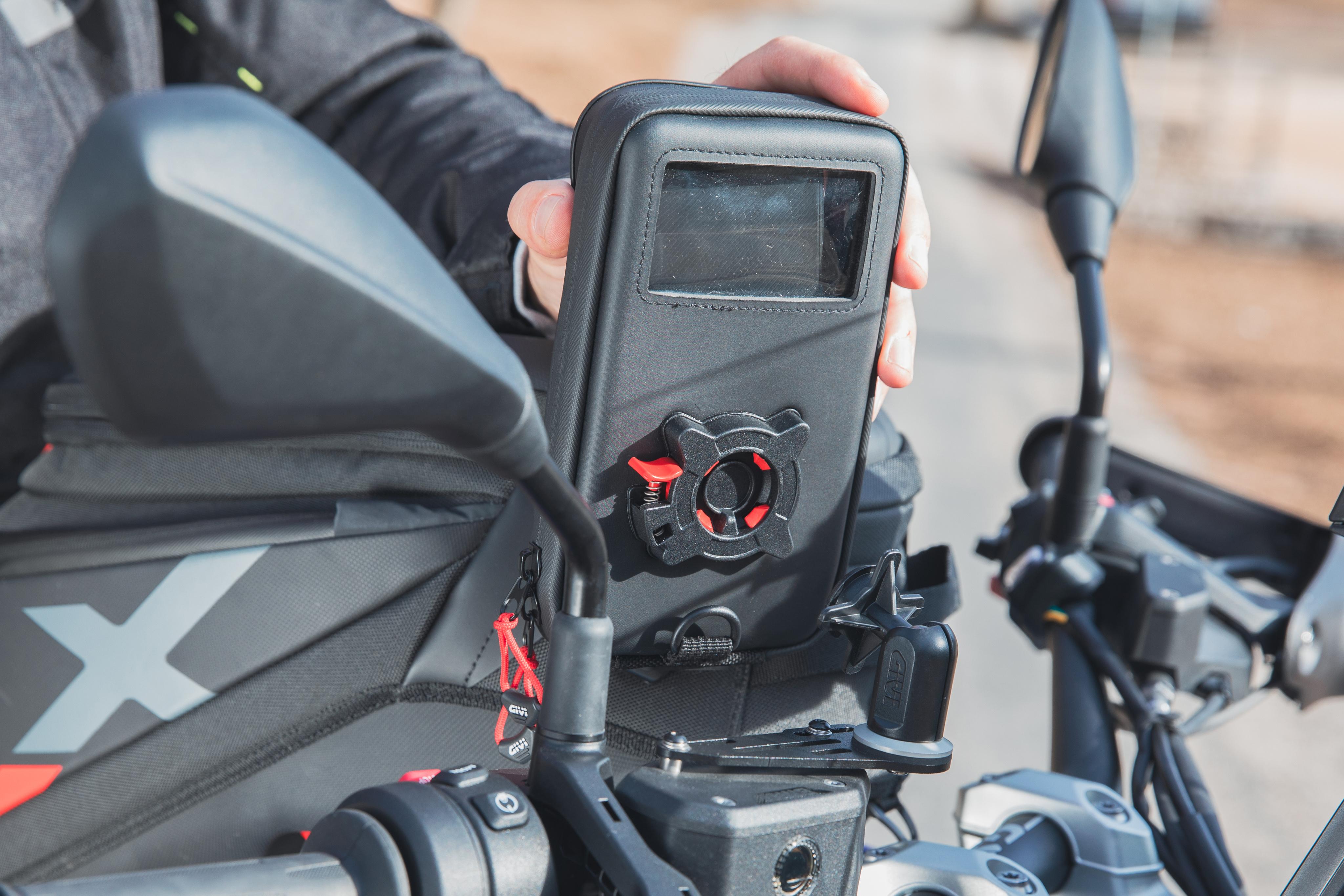 BMW R 1300 GS (24) allestita con Trekker Outback EVO 0032 portasmartphone S958B