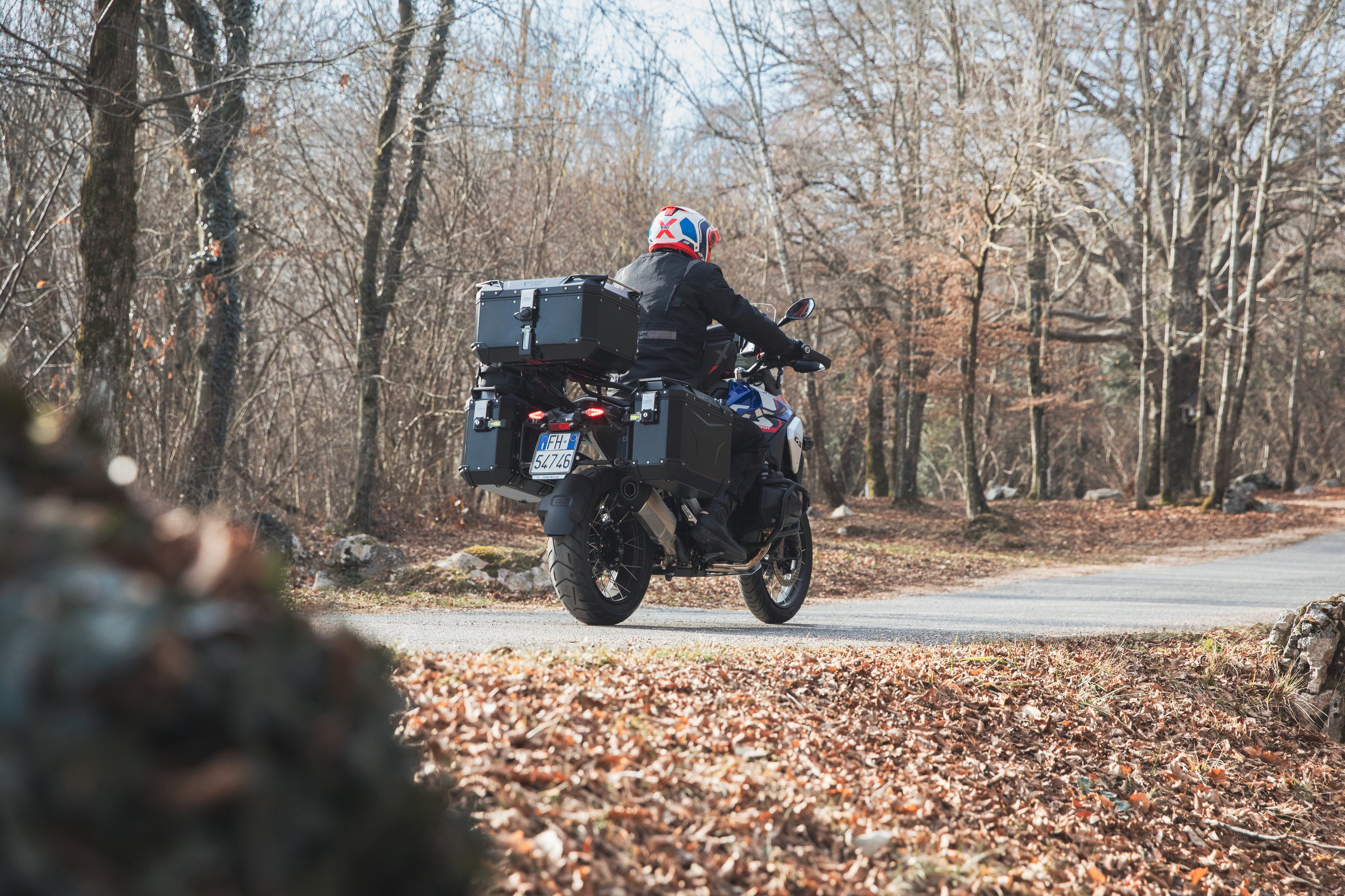 BMW R 1300 GS (24) allestita con Trekker Outback EVO 0038 top-case OBKEV58B
