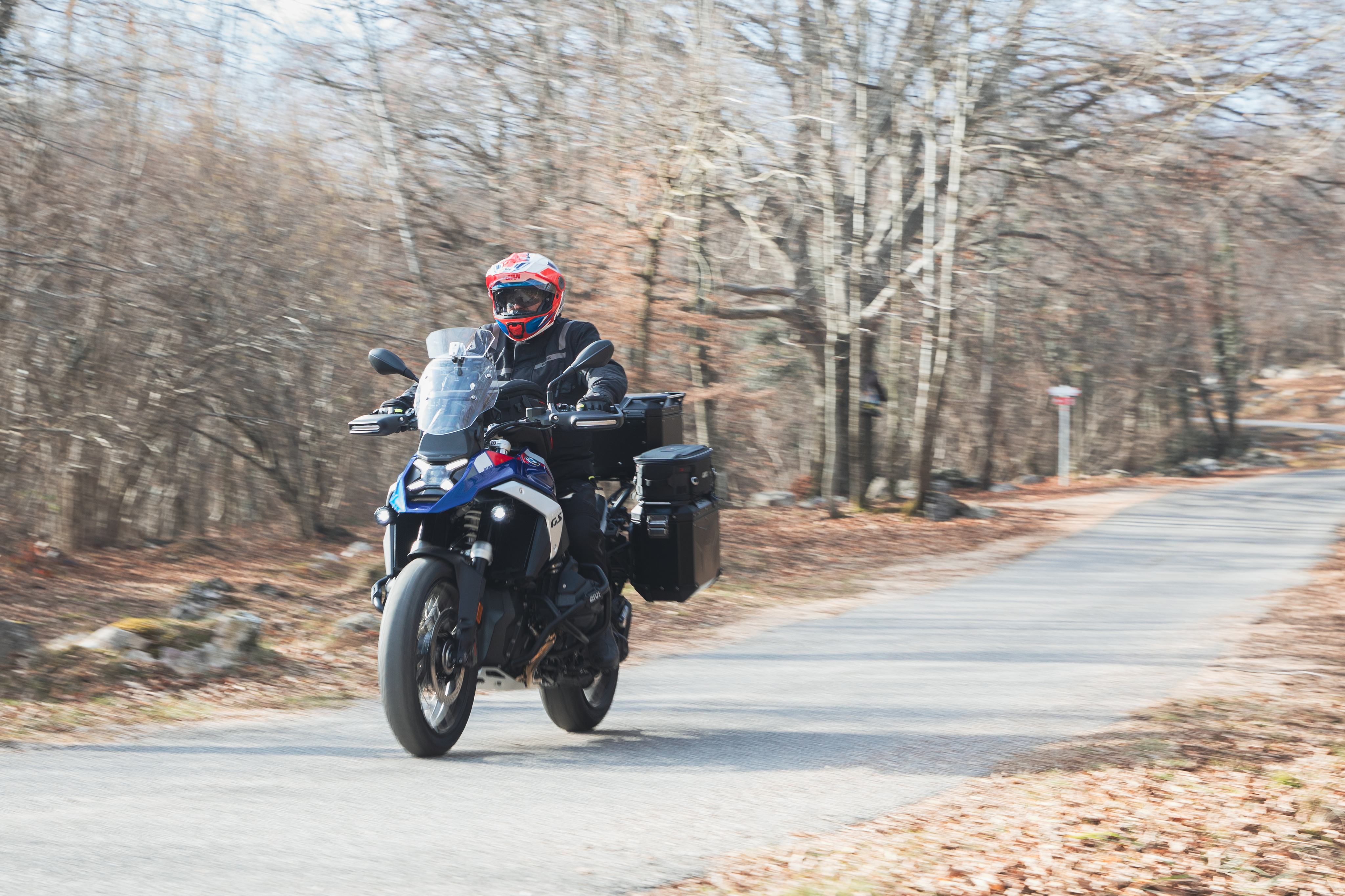 BMW R 1300 GS (24) equipped with Trekker Outback EVO 0040 helmet HX27RTRWL