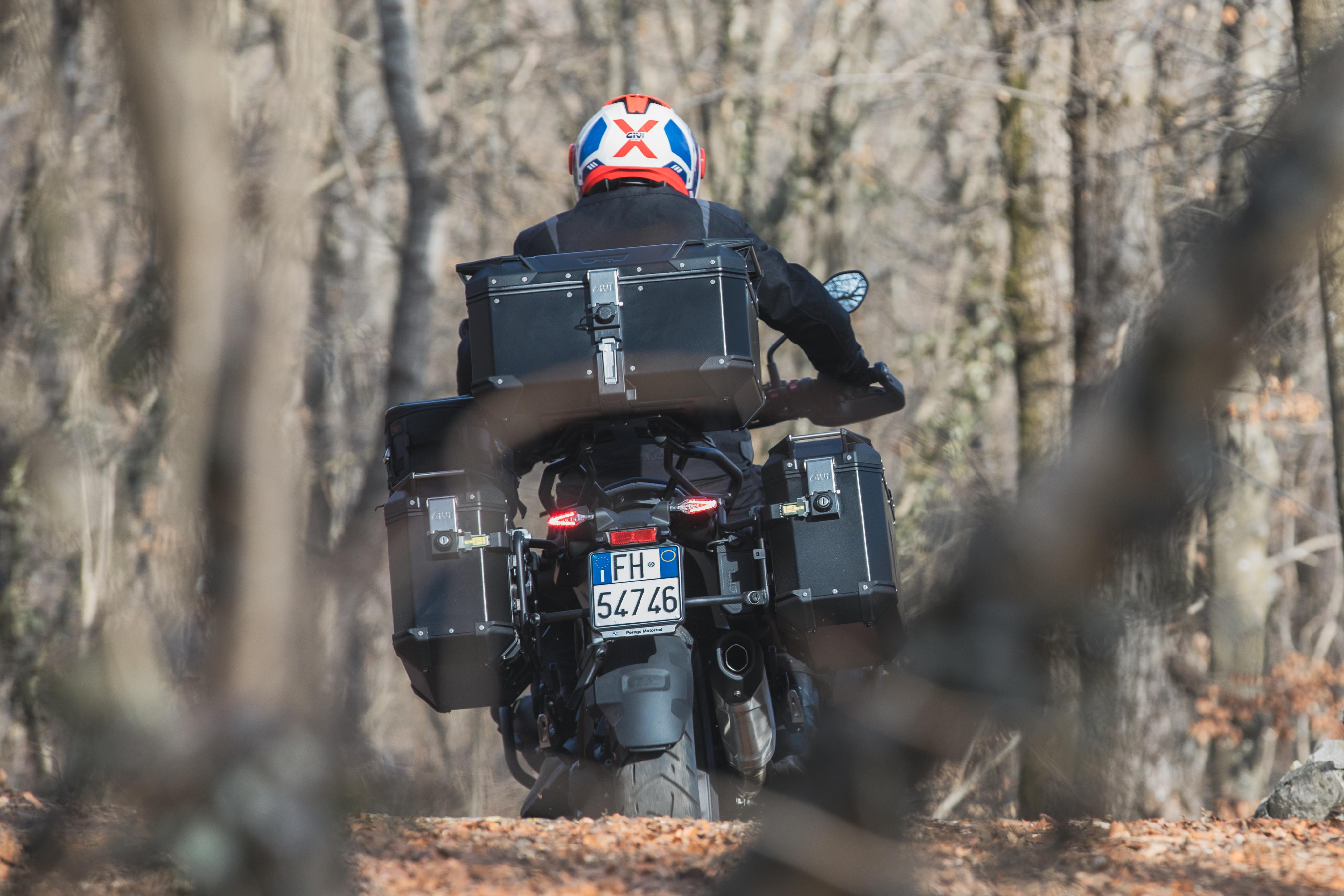 BMW R 1300 GS (24) allestita con Trekker Outback EVO 0044 top-case OBKEV58B