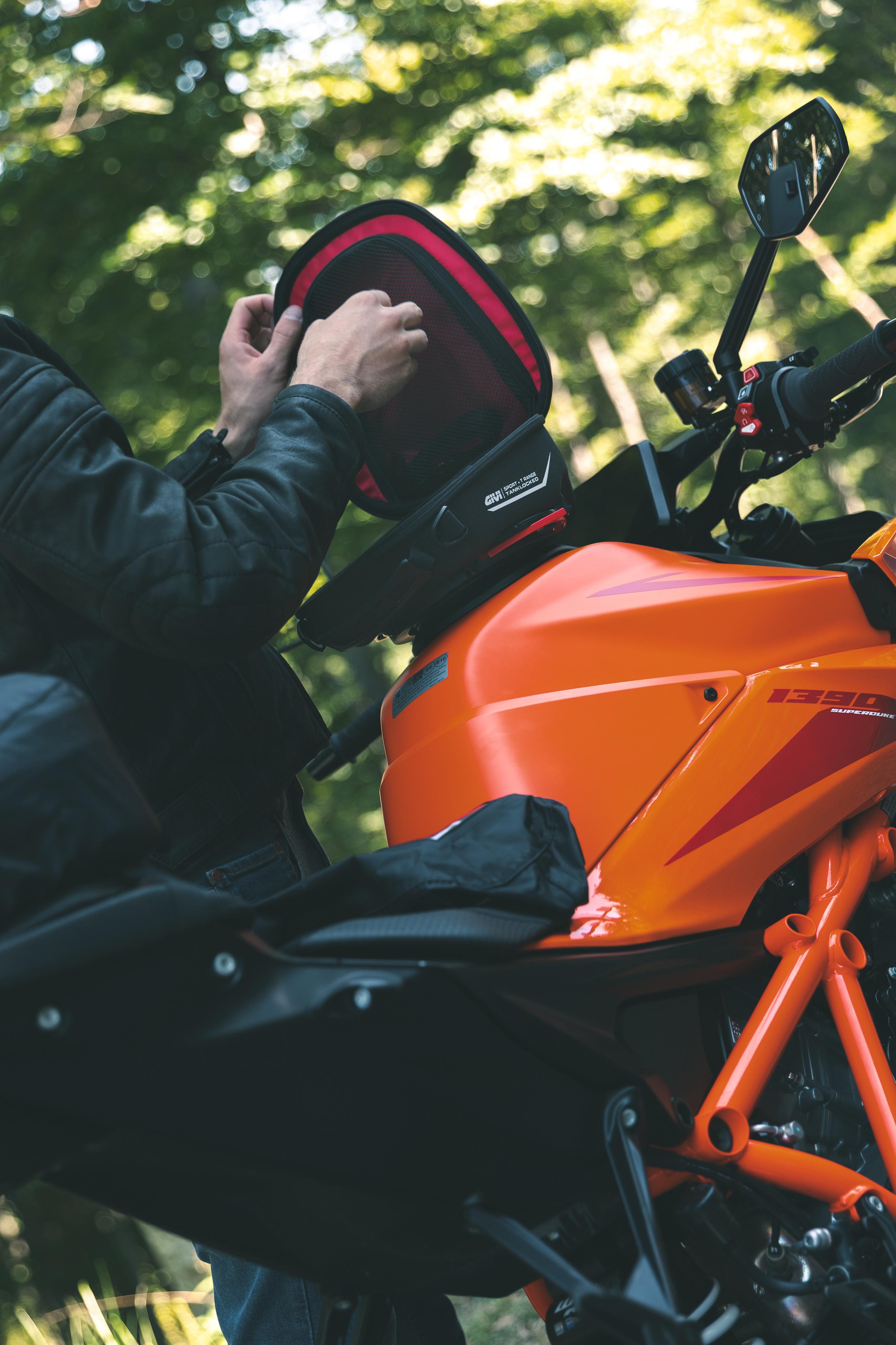 KTM 1390 SUPER DUKE R EVO (25) Sport Helmets 01 31 equipped with ST605+