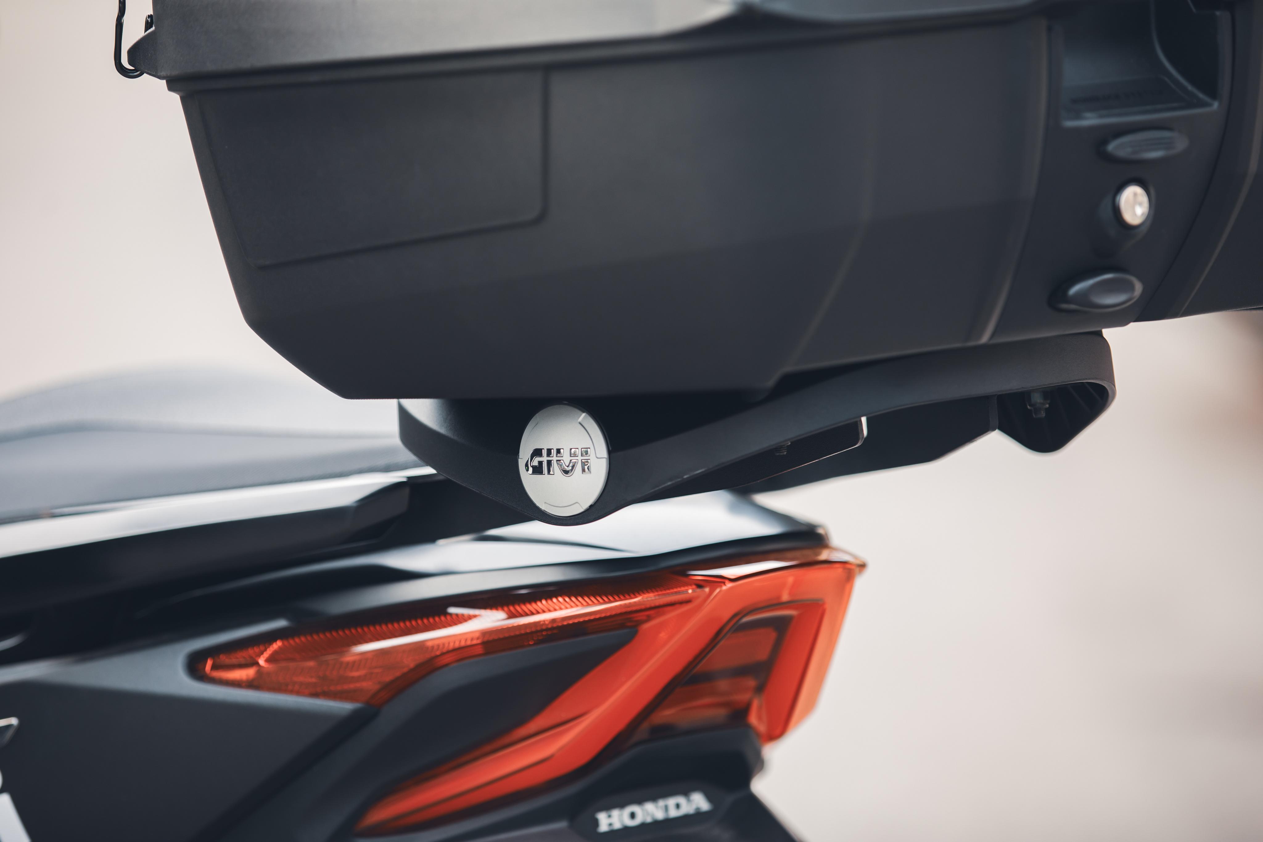 HONDA FORZA 350 (23) Urban 026 allestita con top-case B45+