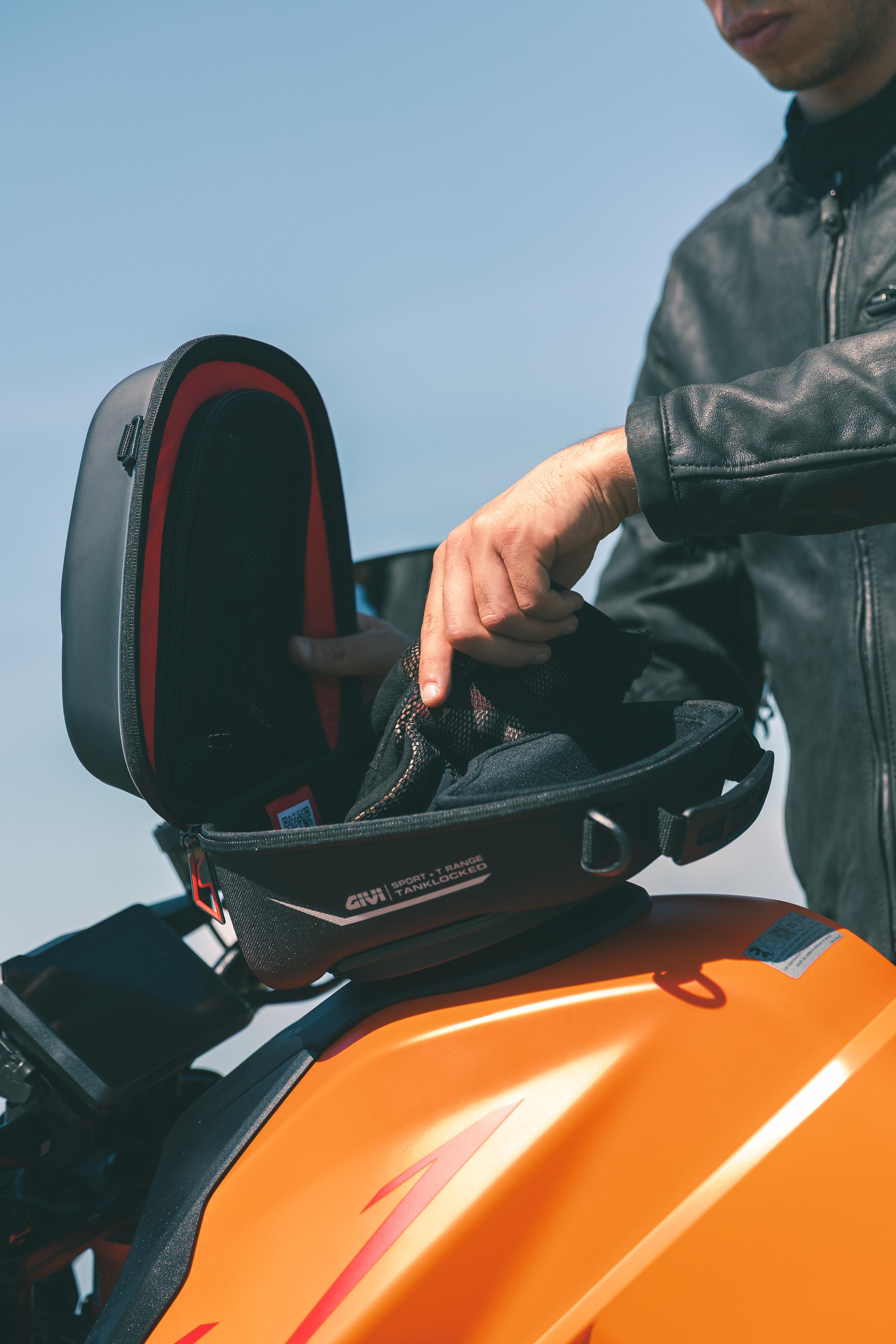 KTM 1390 SUPER DUKE R EVO (25) Sport Helmets 01 11 equipped with ST605+