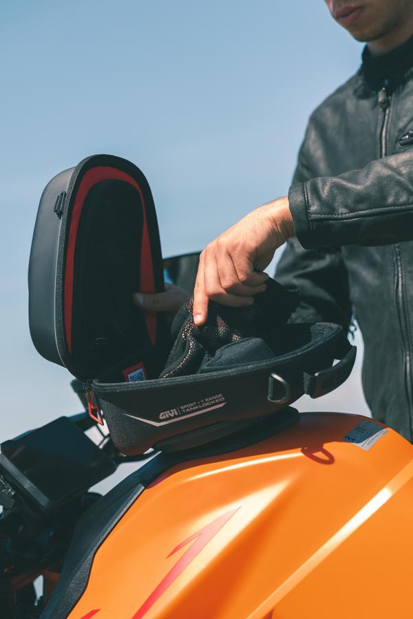 KTM 1390 SUPER DUKE R EVO (25) Sport Helmets 01 11 equipped with ST605+