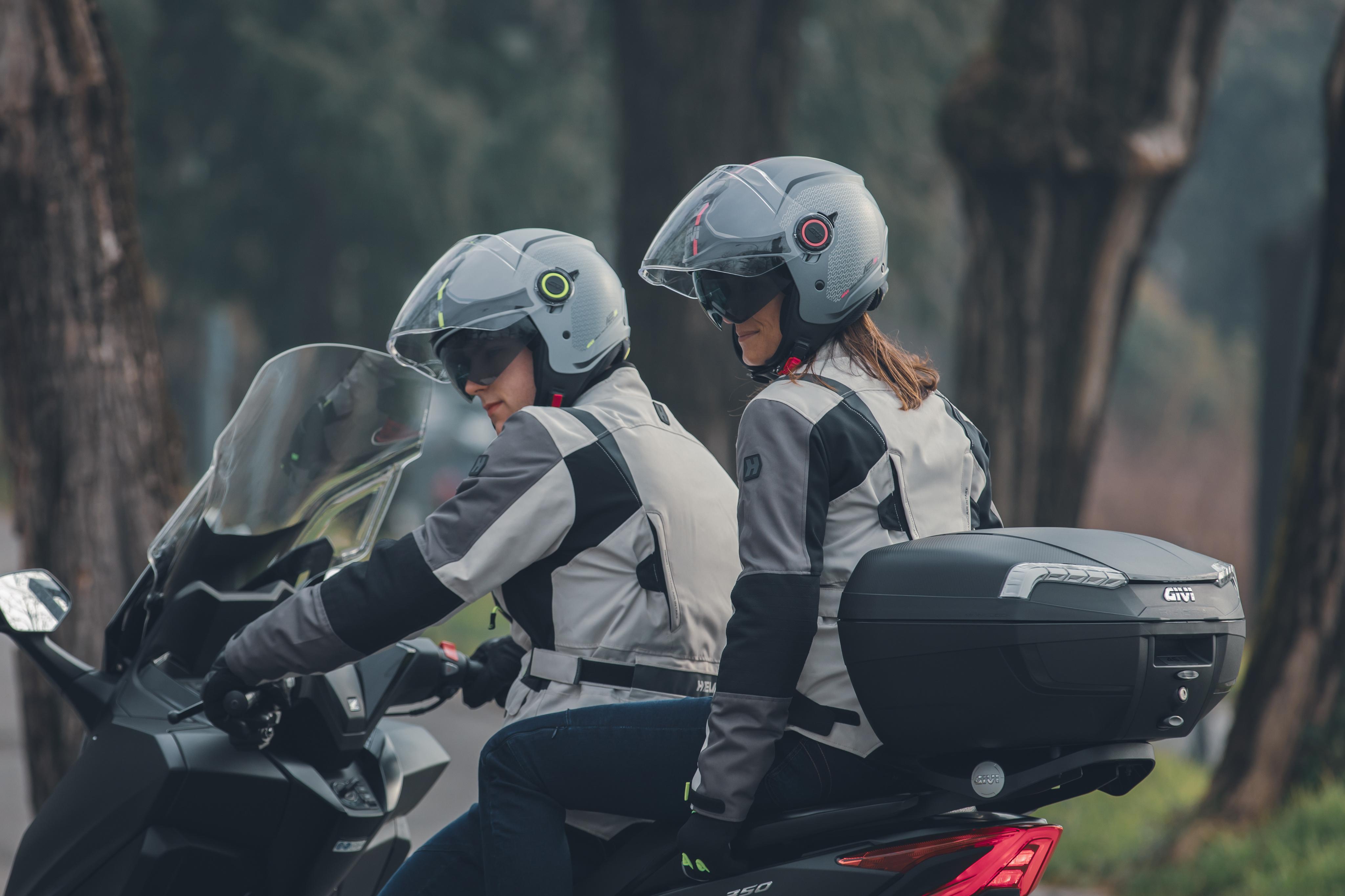 HONDA FORZA 350 (23) Urban 013 equipped with H125FTHGY helmet