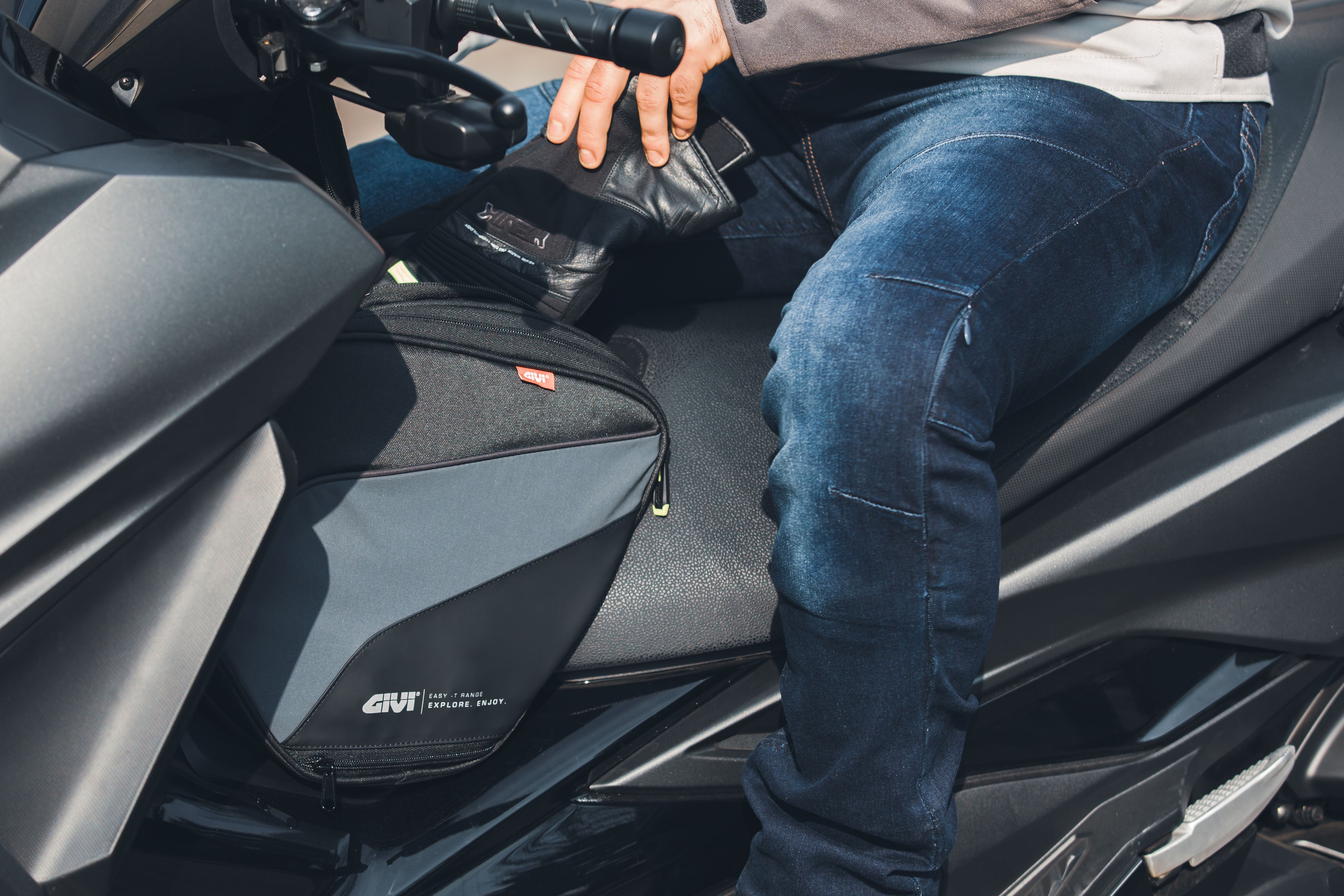 HONDA FORZA 350 (23) Urban 028 equipped with tunnel bag EA135B