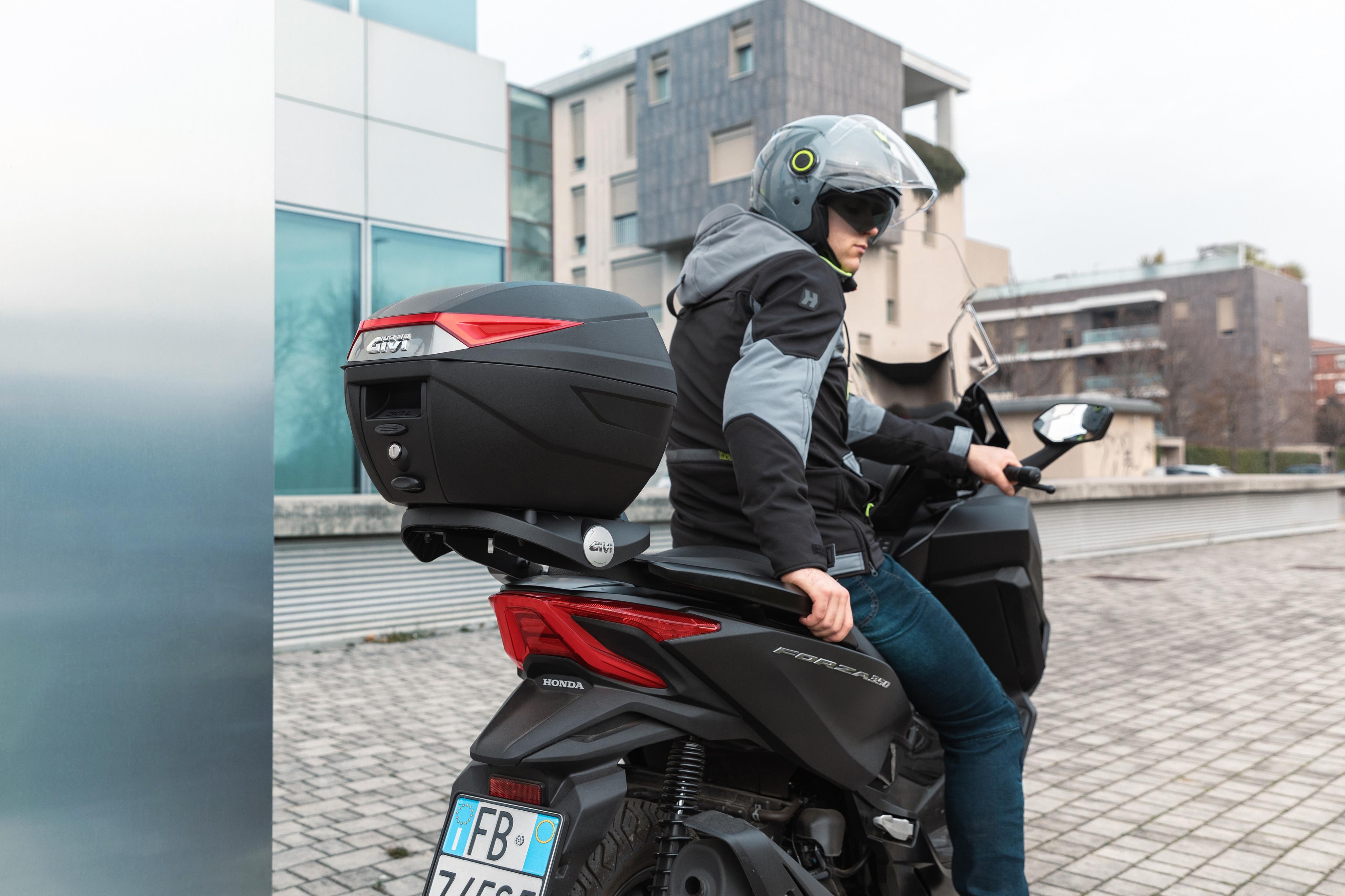 HONDA FORZA 350 (23) Urban 038 allestita con top-case C30