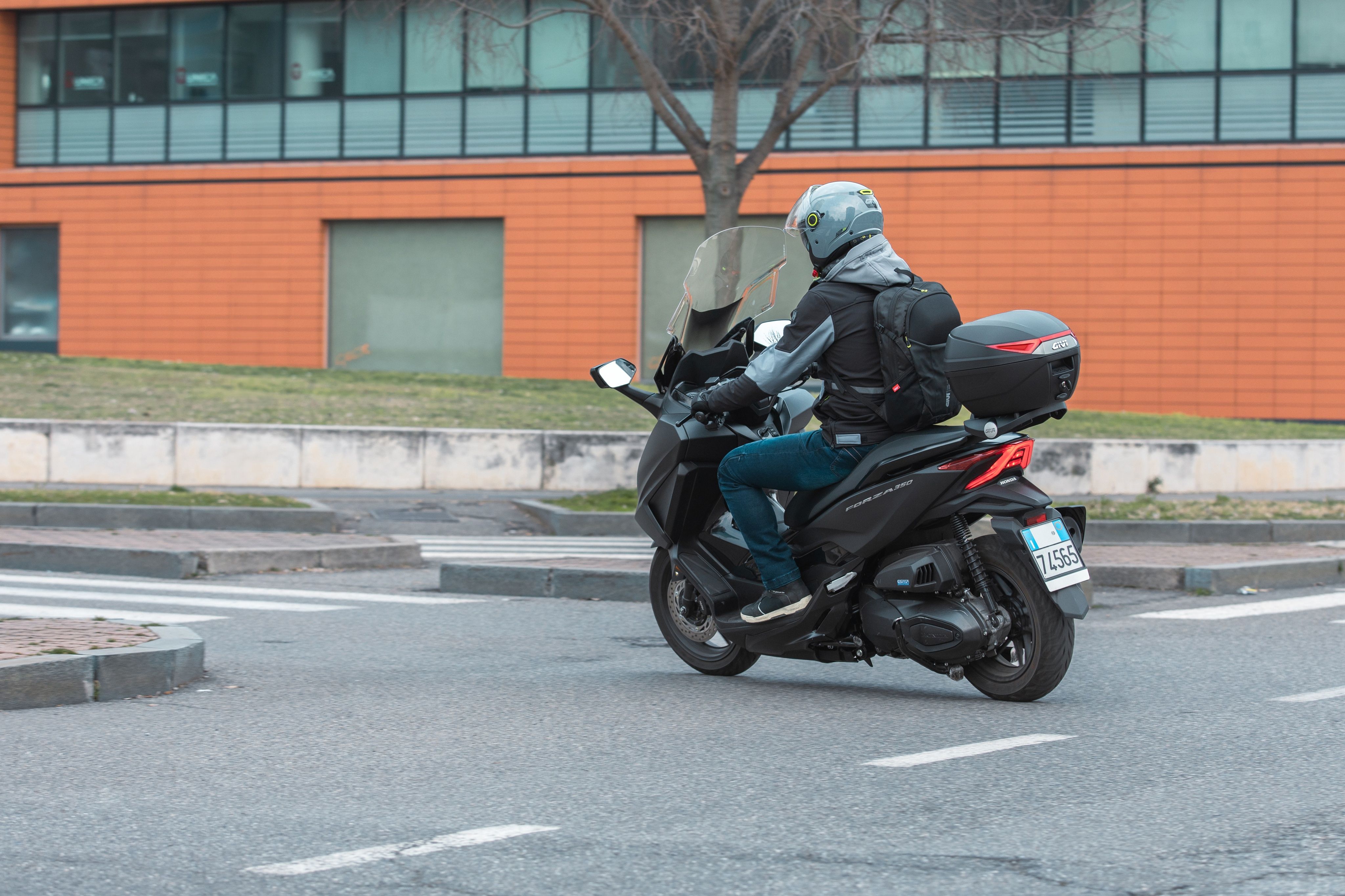 HONDA FORZA 350 (23) Urban 039 allestita con top-case C30