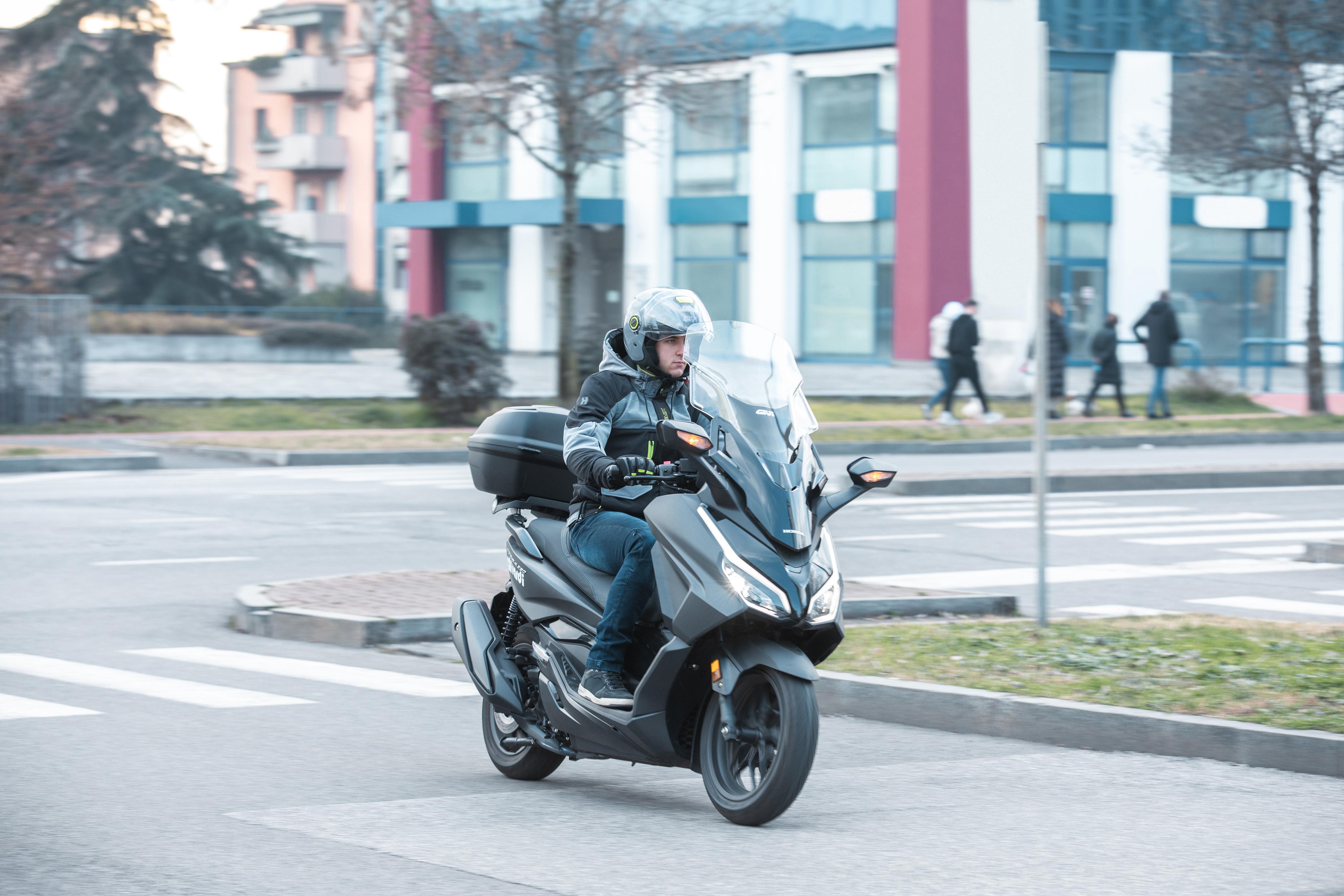 HONDA FORZA 350 (23) Urban 043 fitted with D1187ST glass