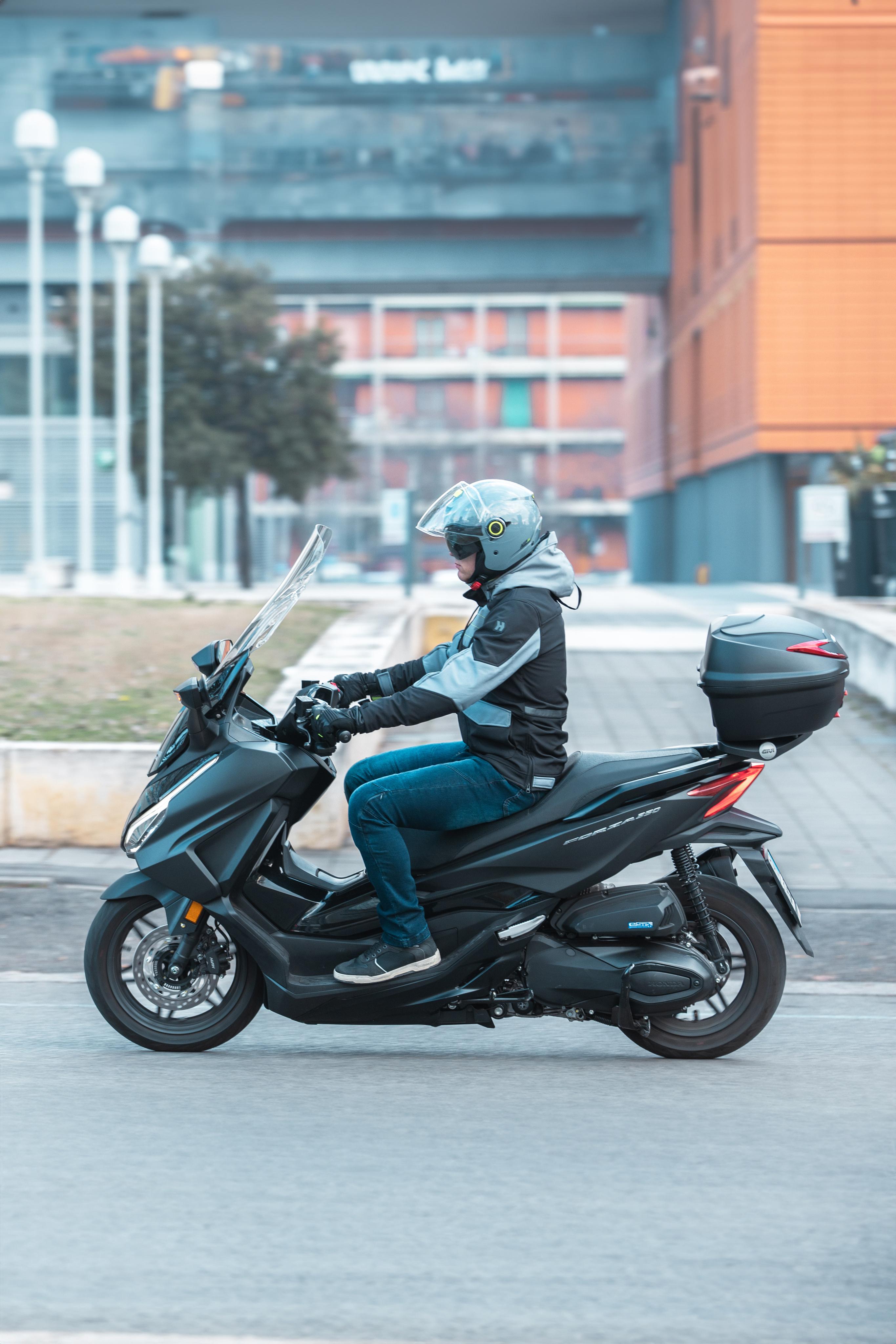 HONDA FORZA 350 (23) Urban 044 allestita con top-case C30