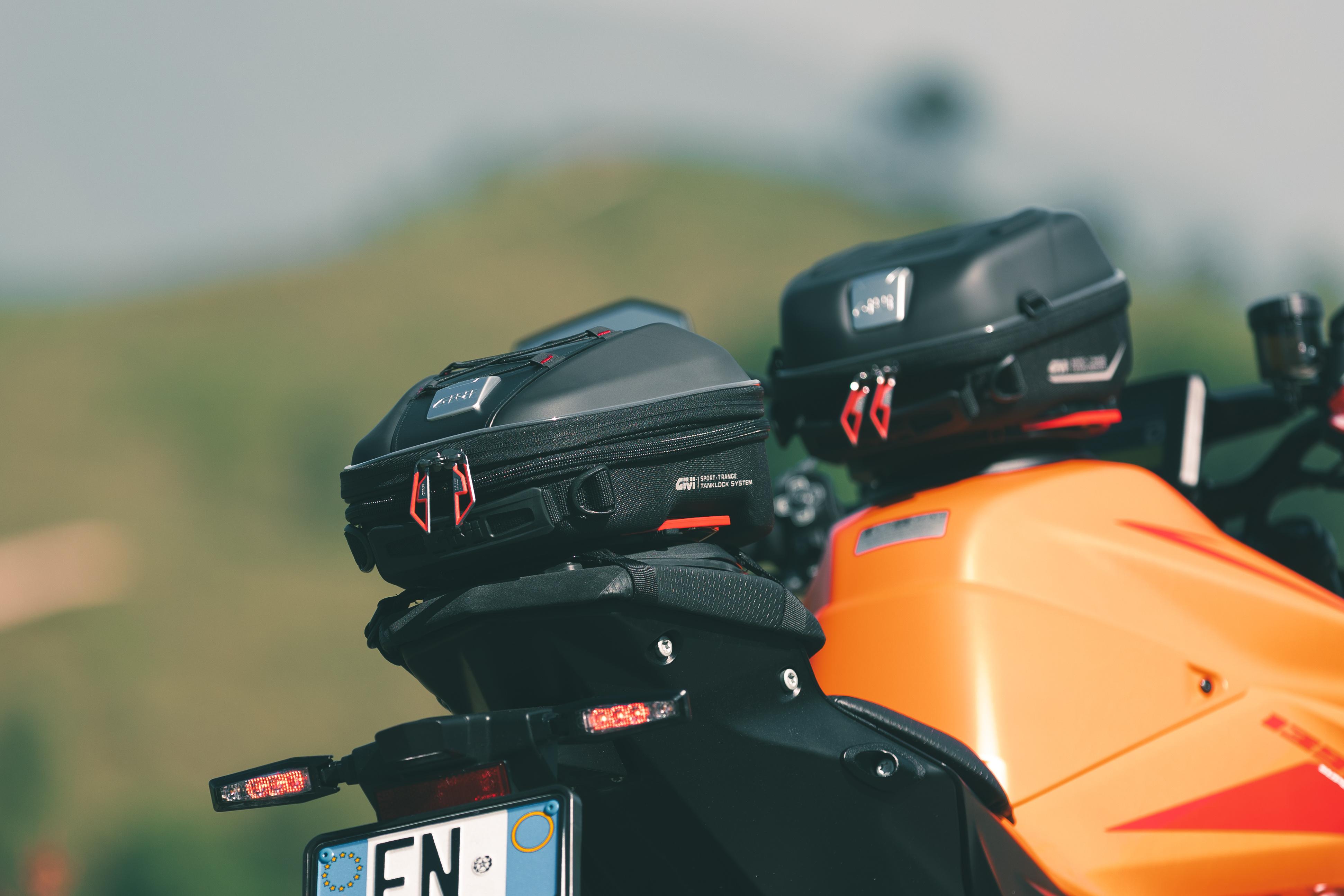 KTM 1390 SUPER DUKE R EVO (25) Sport Helmets 01 02 equipped with ST610