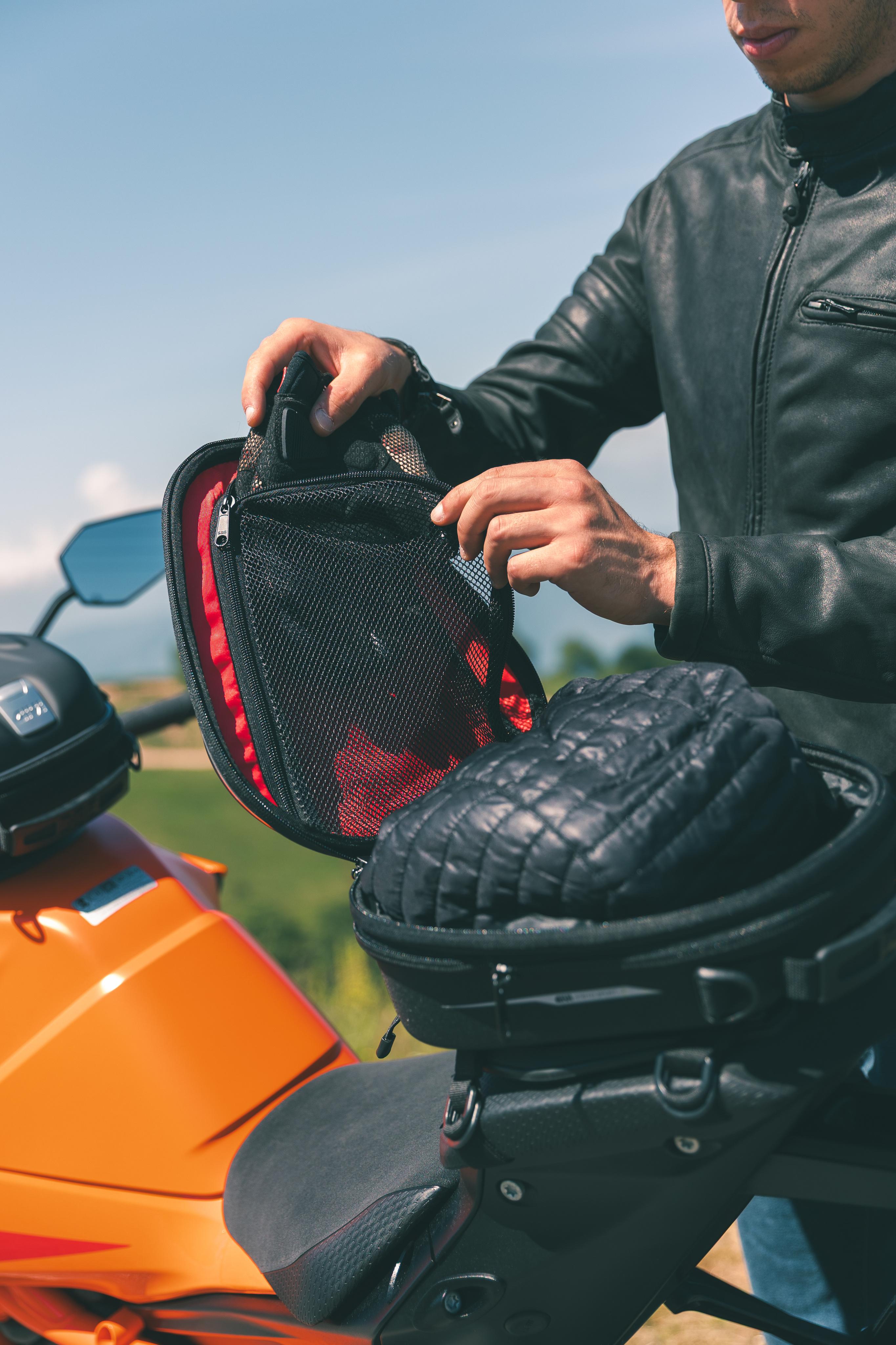 KTM 1390 SUPER DUKE R EVO (25) Sport Helmets 01 12 equipped with ST610