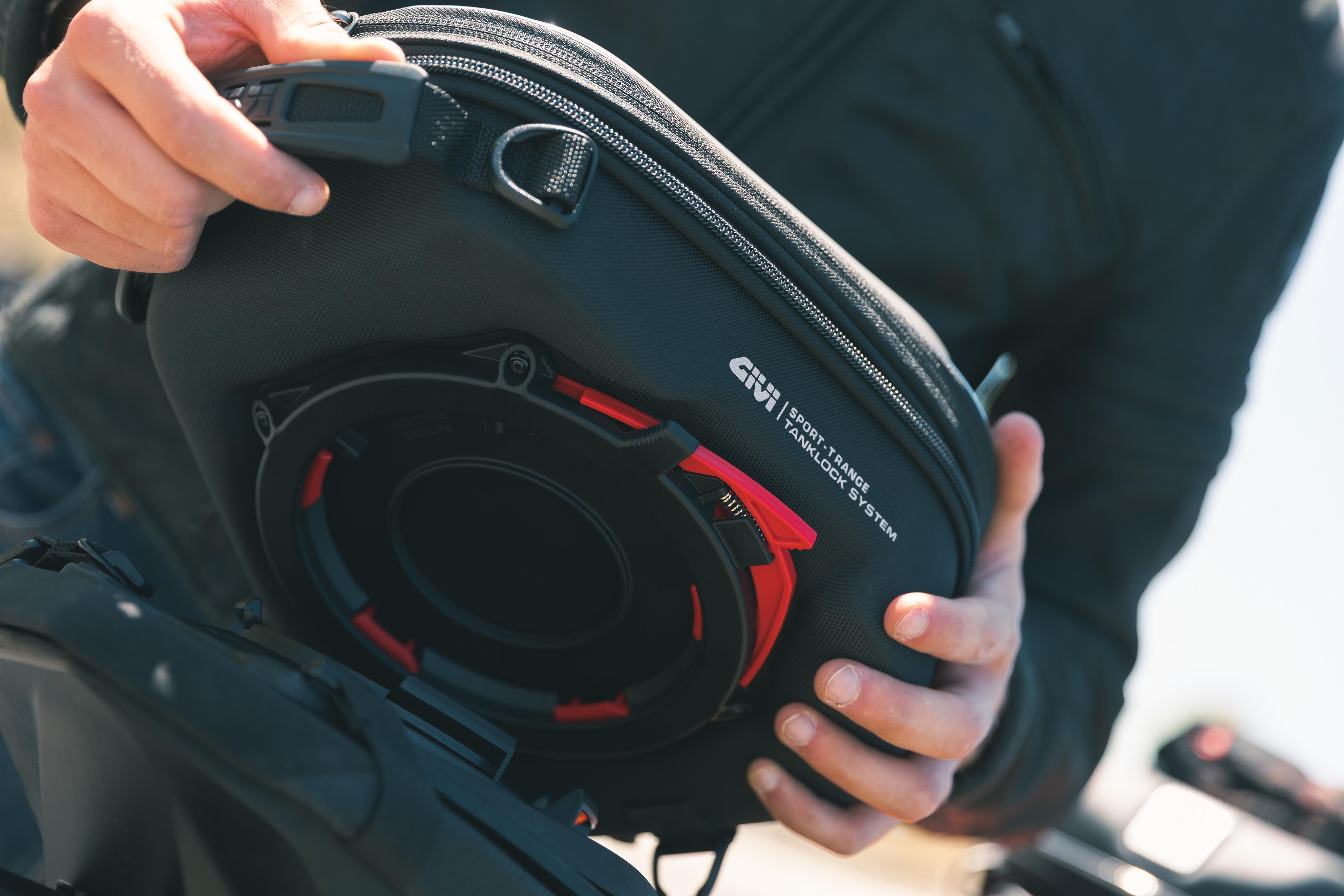 KTM 1390 SUPER DUKE R EVO (25) Sport Helmets 01 15 equipped with ST610