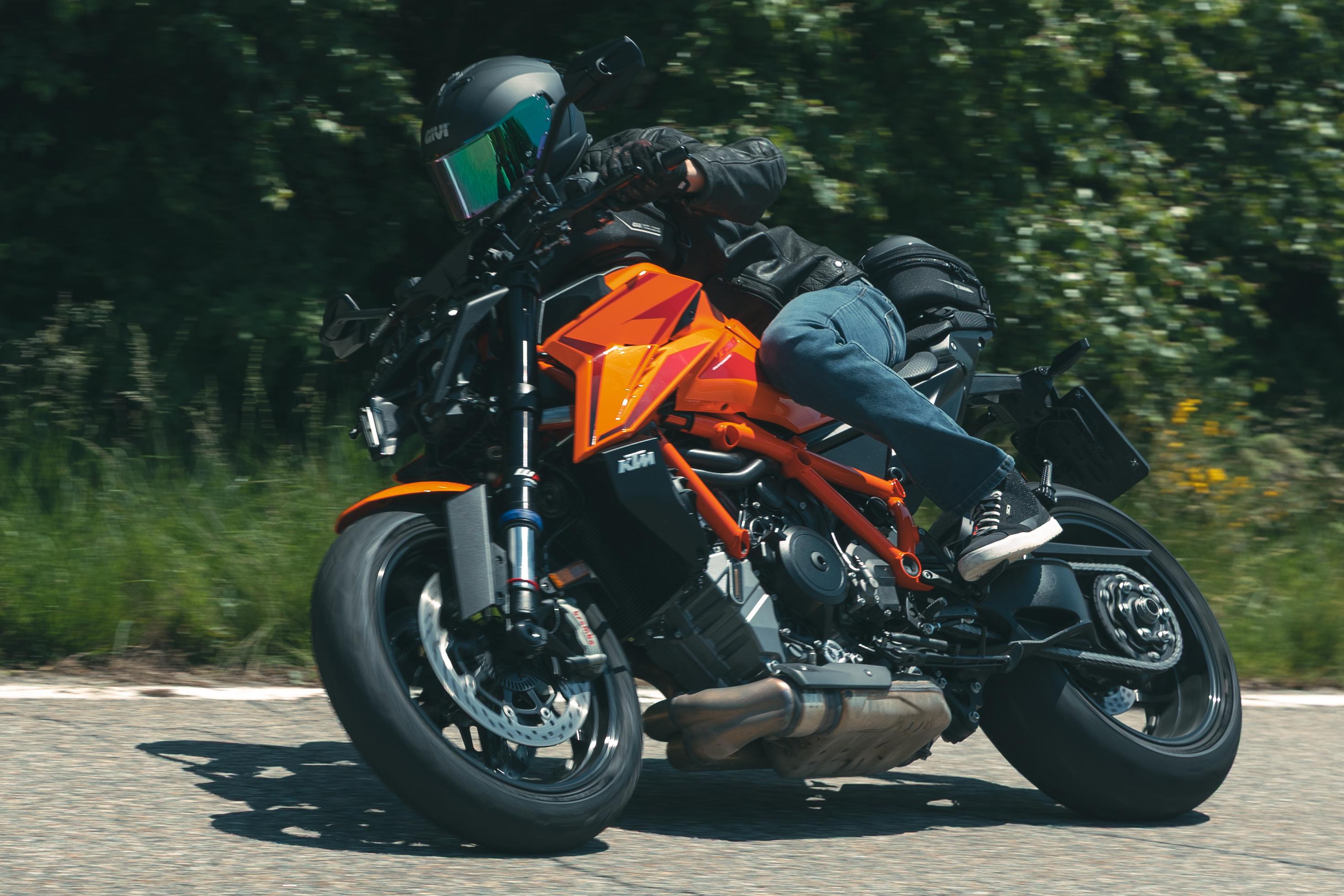 KTM 1390 SUPER DUKE R EVO (25) Caschi Sport 01 18 allestita con H503BN900