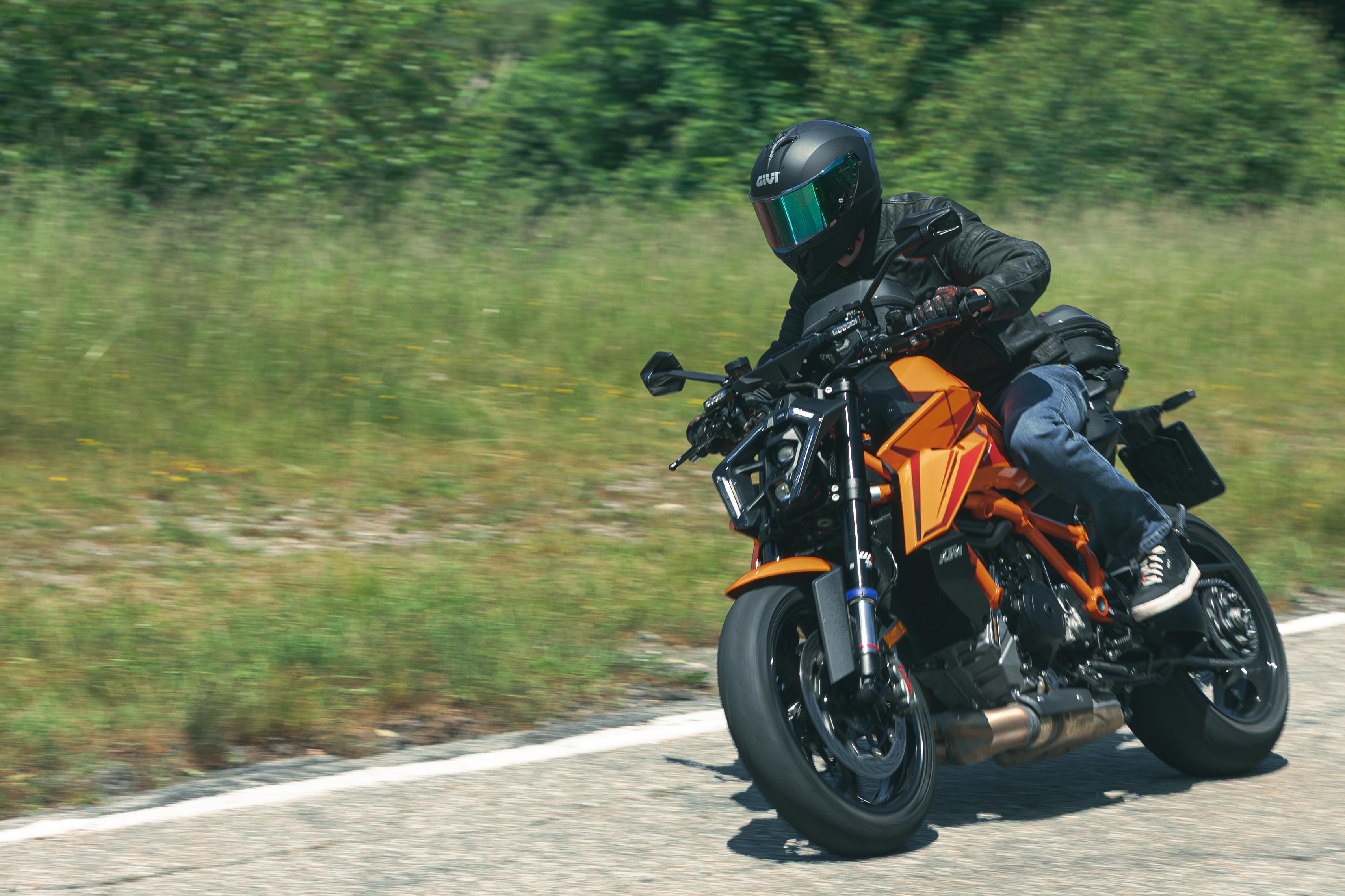 KTM 1390 SUPER DUKE R EVO (25) Caschi Sport 01 22 allestita con H503BN900