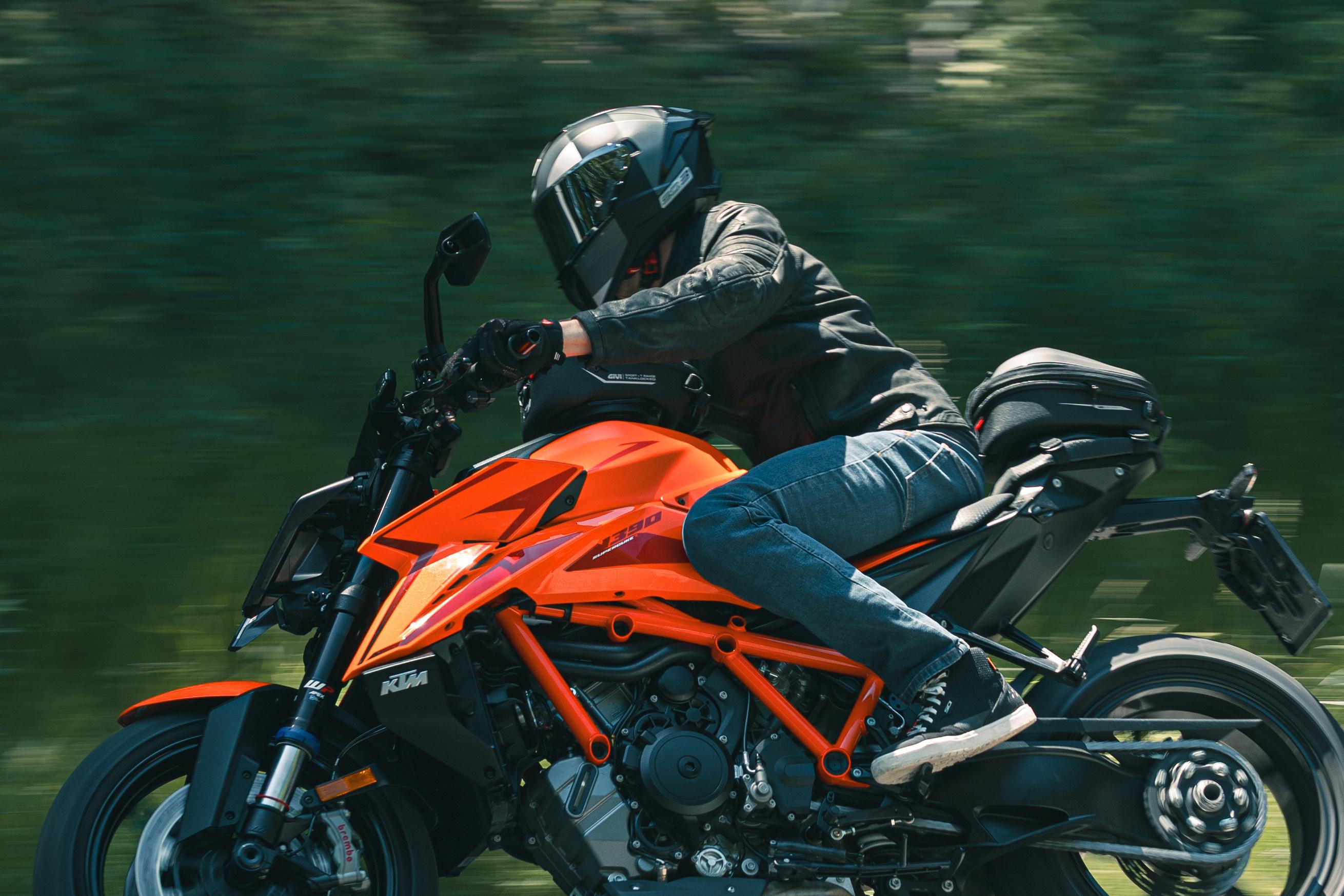 KTM 1390 SUPER DUKE R EVO (25) Sport Helmets 01 81 equipped with H503FVNTS