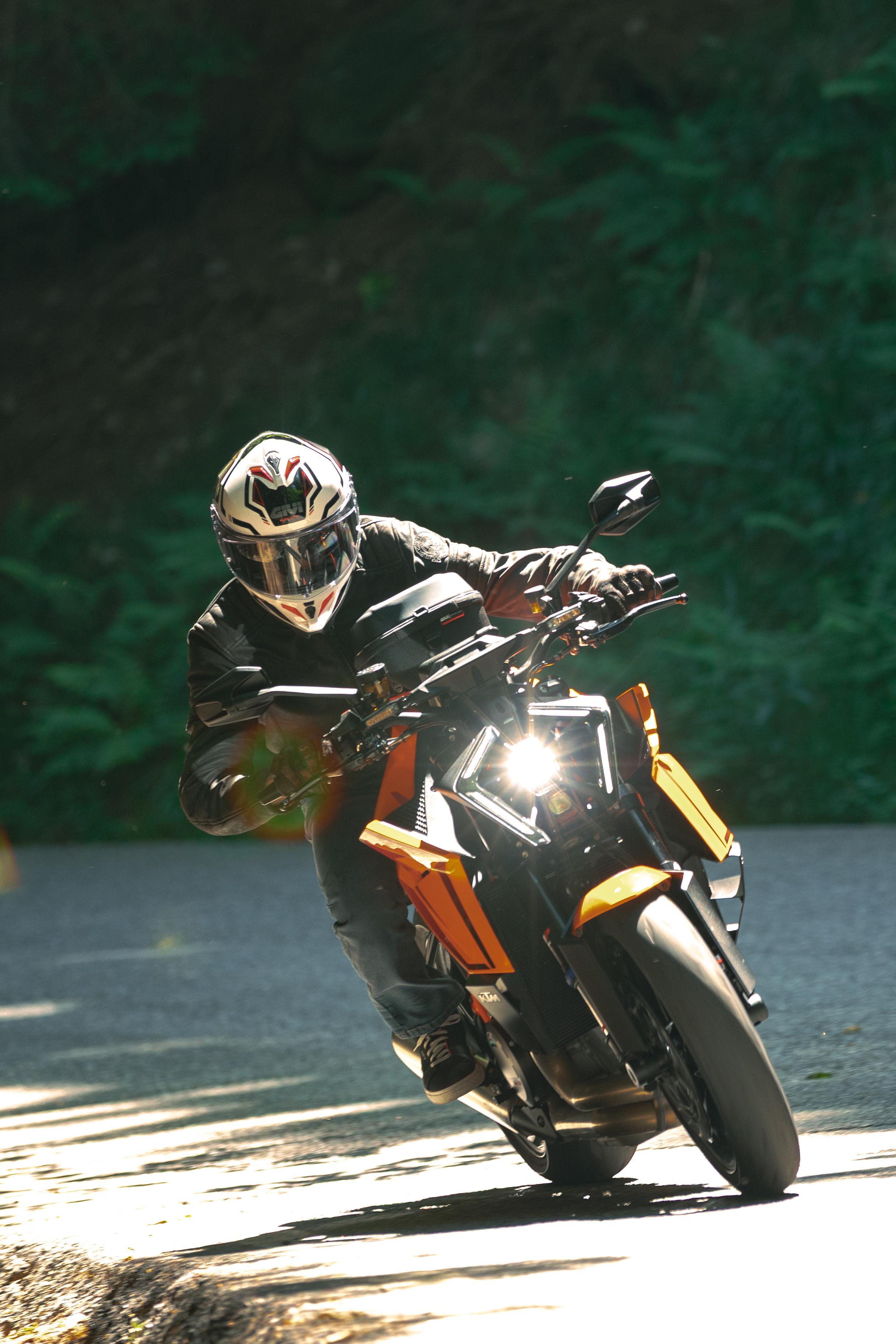 KTM 1390 SUPER DUKE R EVO (25) Caschi Sport 01 87 allestita con H503FQSWR