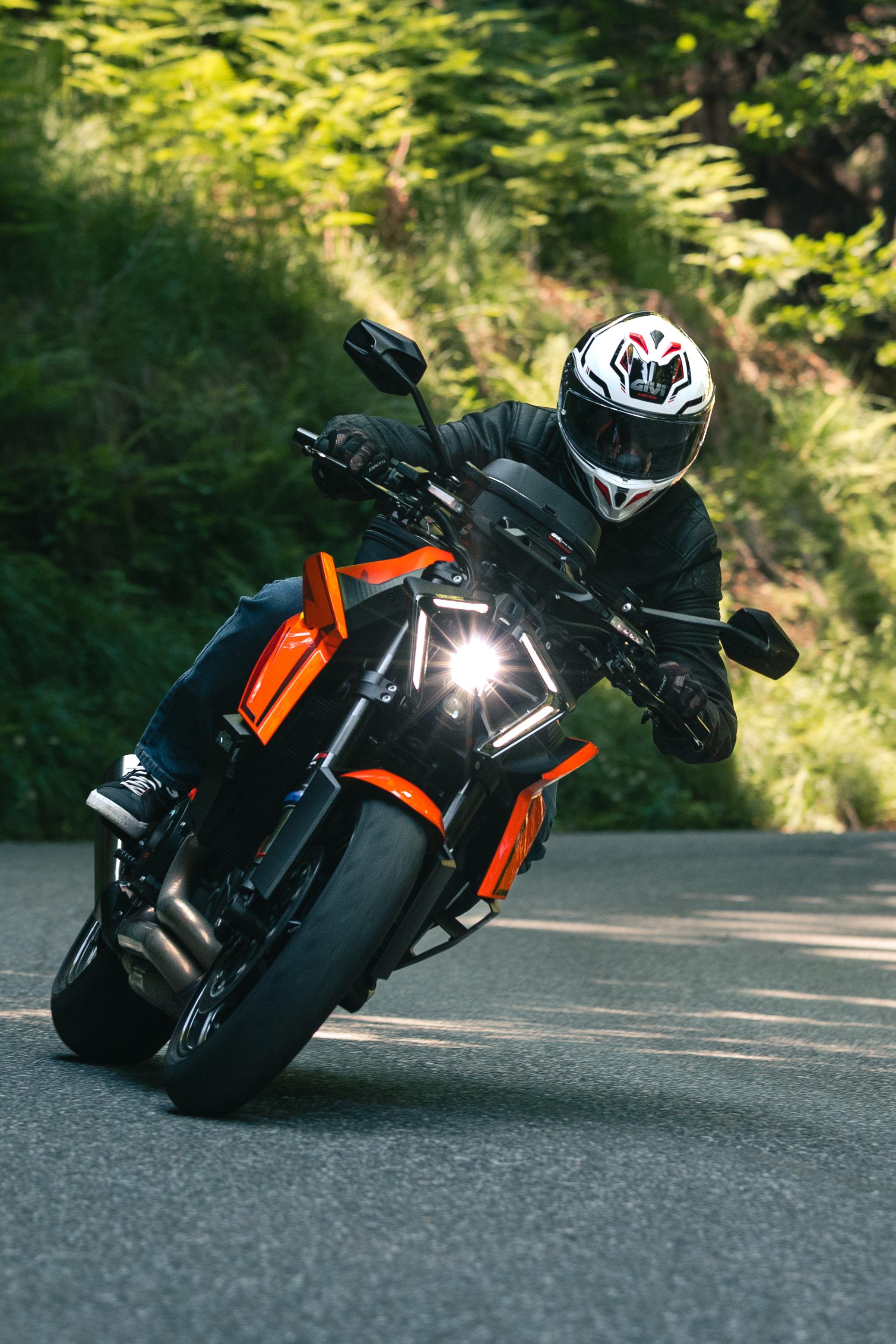 KTM 1390 SUPER DUKE R EVO (25) Sport Helmets 01 88 equipped with H503FQSWR