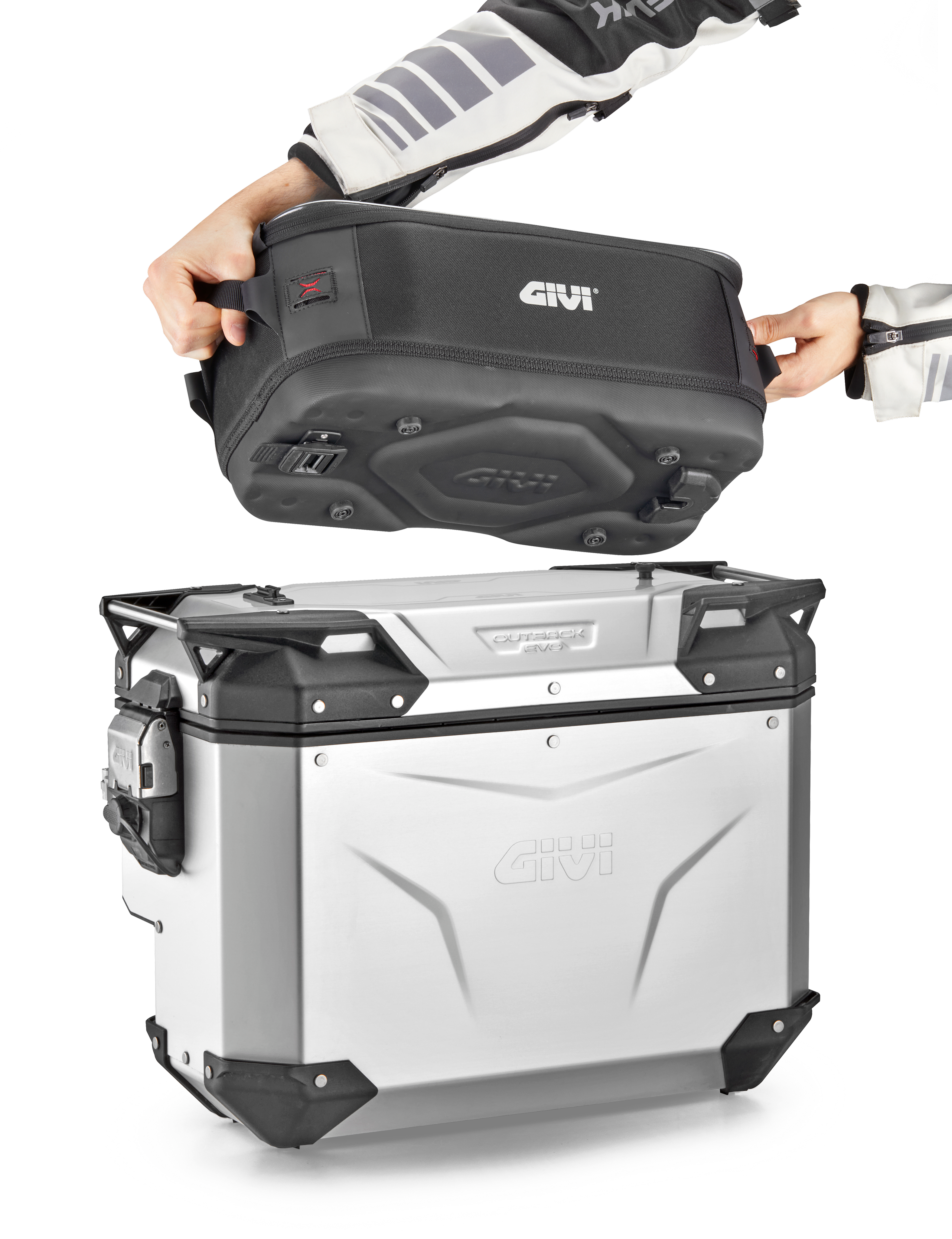 XL10 cargo bag X-line mounted on trekker outback 33