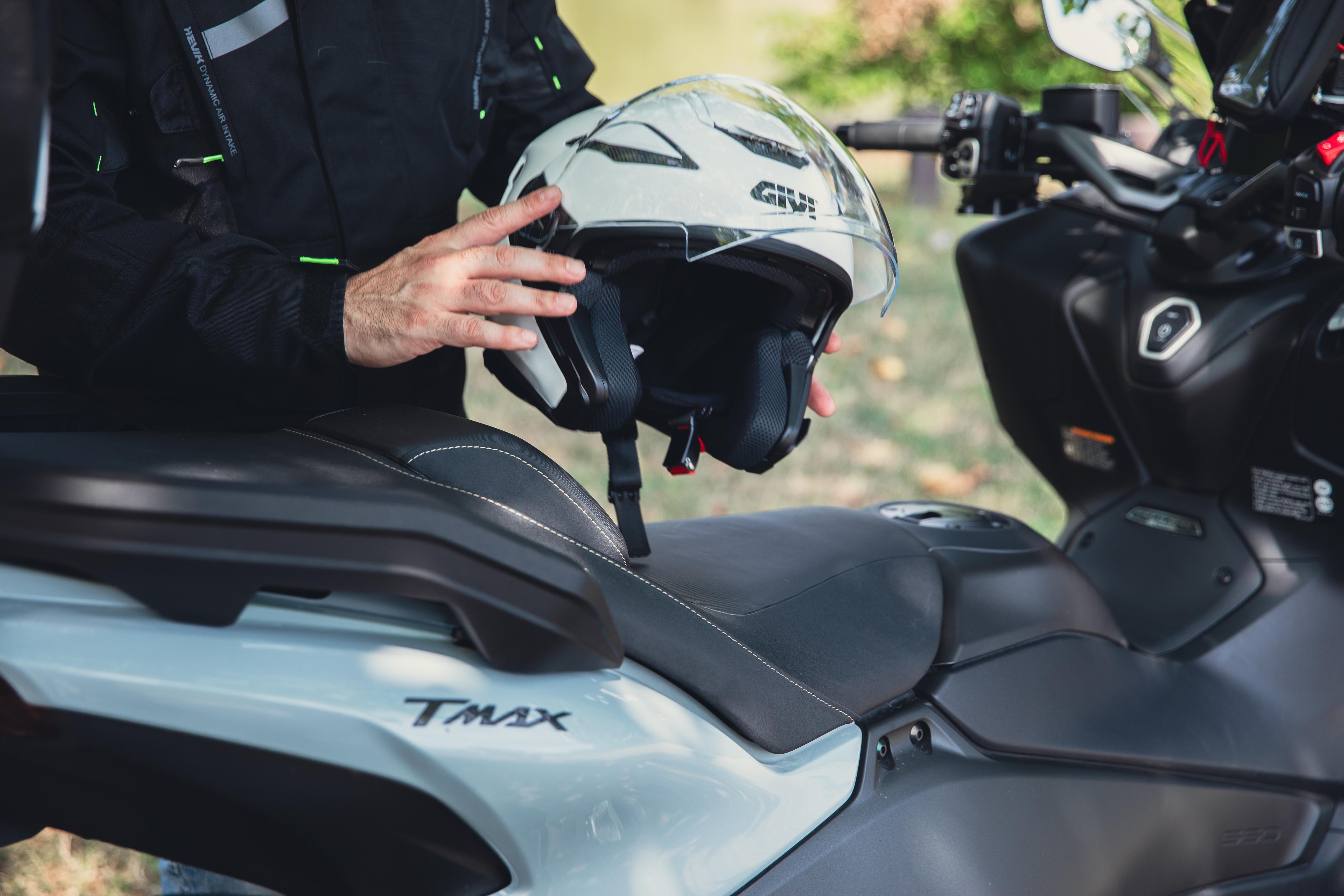 Yamaha T-Max 560 (25) Pet Bag 10 allestita con HX29BB910