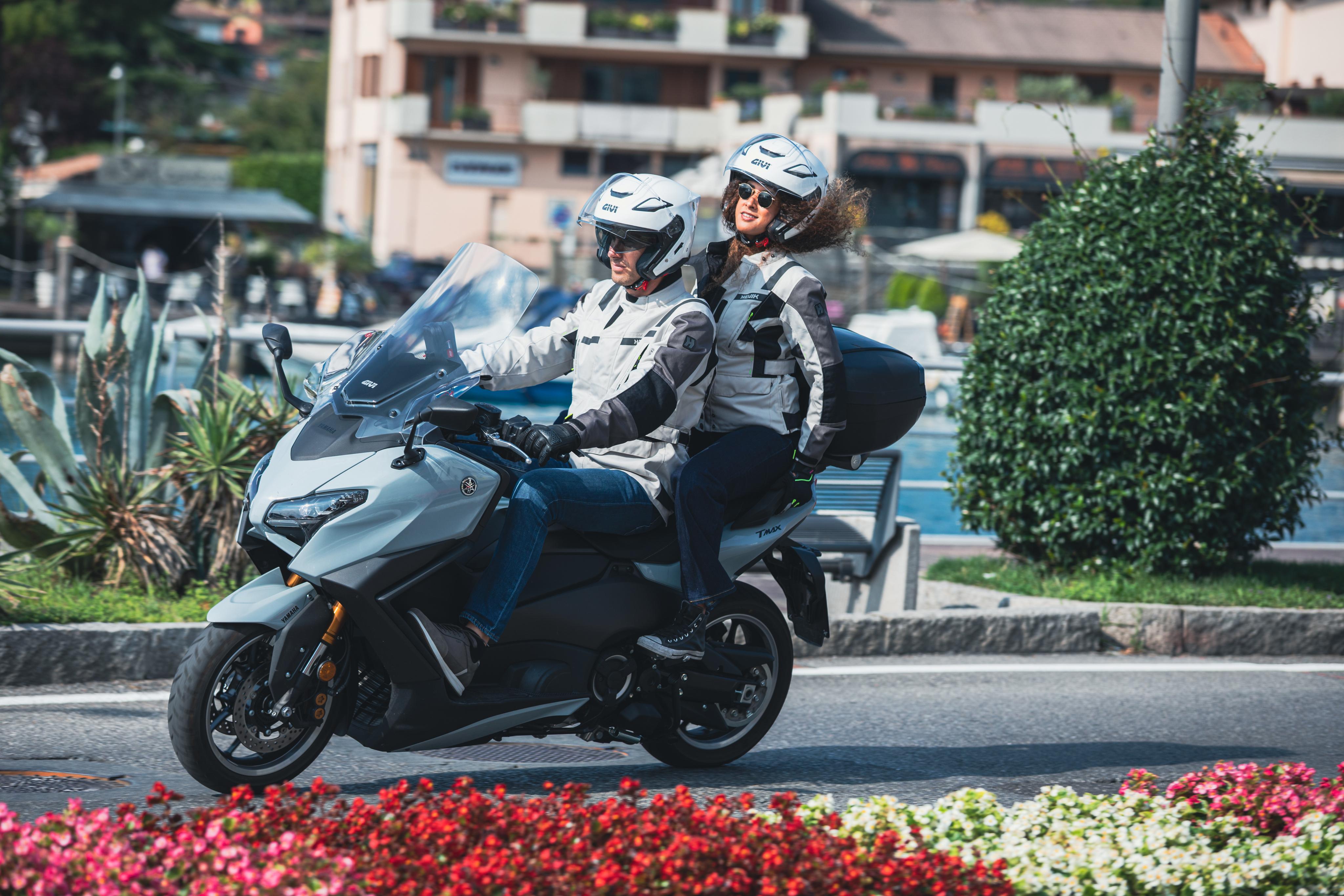 Yamaha T-Max 560 (25) Riviera Touring 35 allestita con HX29BB910