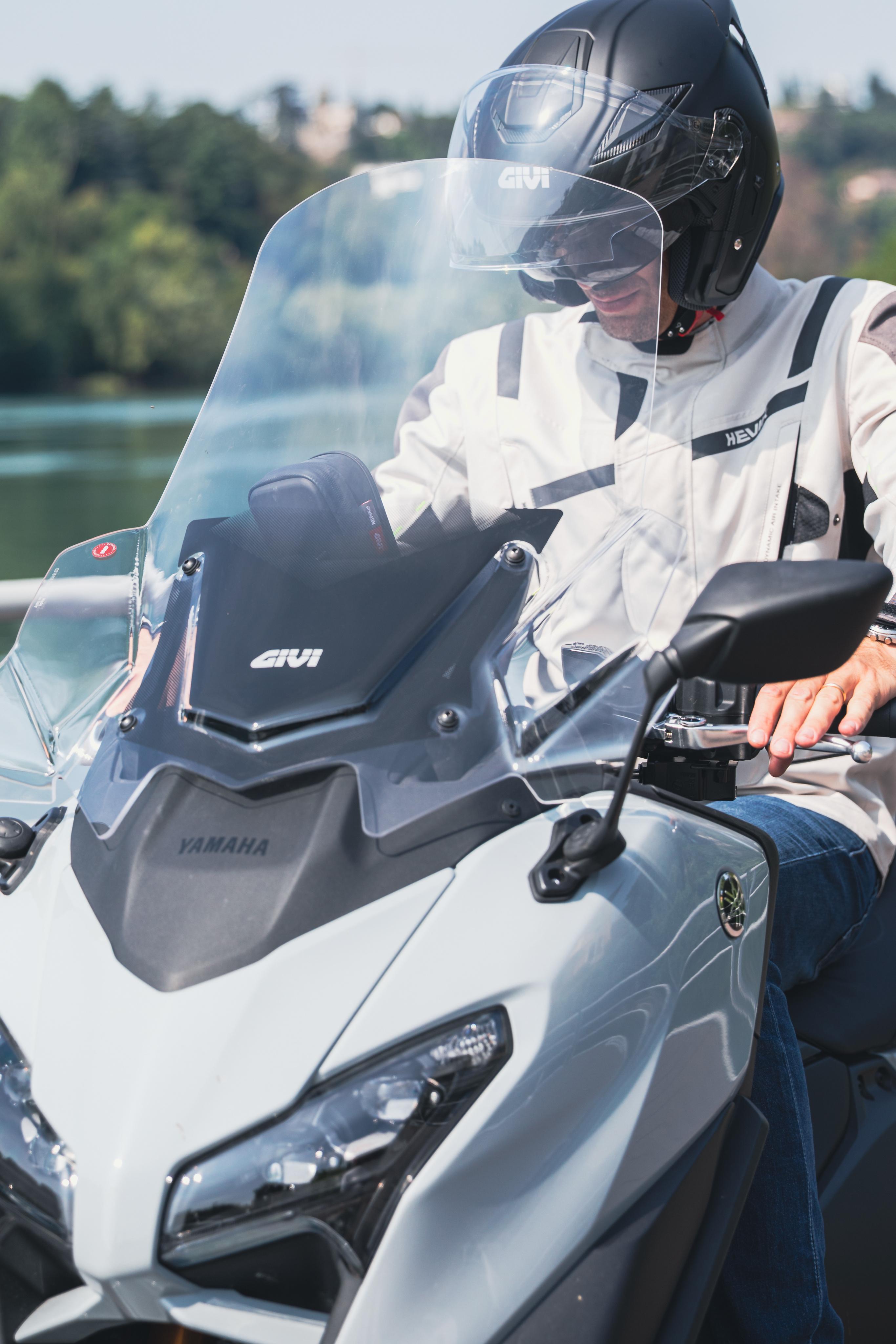Yamaha T-Max 560 (25) Riviera Touring 44 allestita con D2161ST