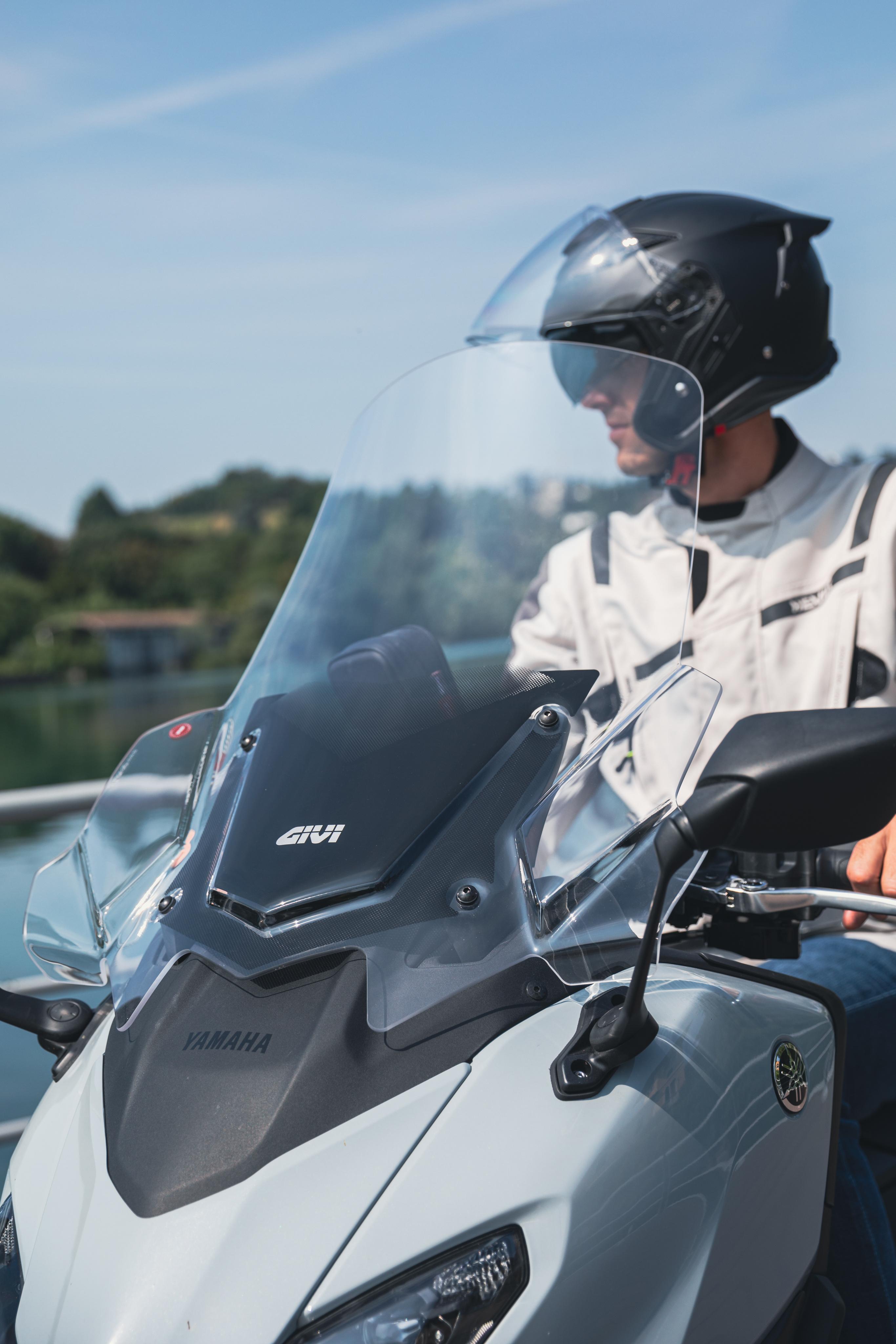 Yamaha T-Max 560 (25) Riviera Touring 45 allestita con D2161ST